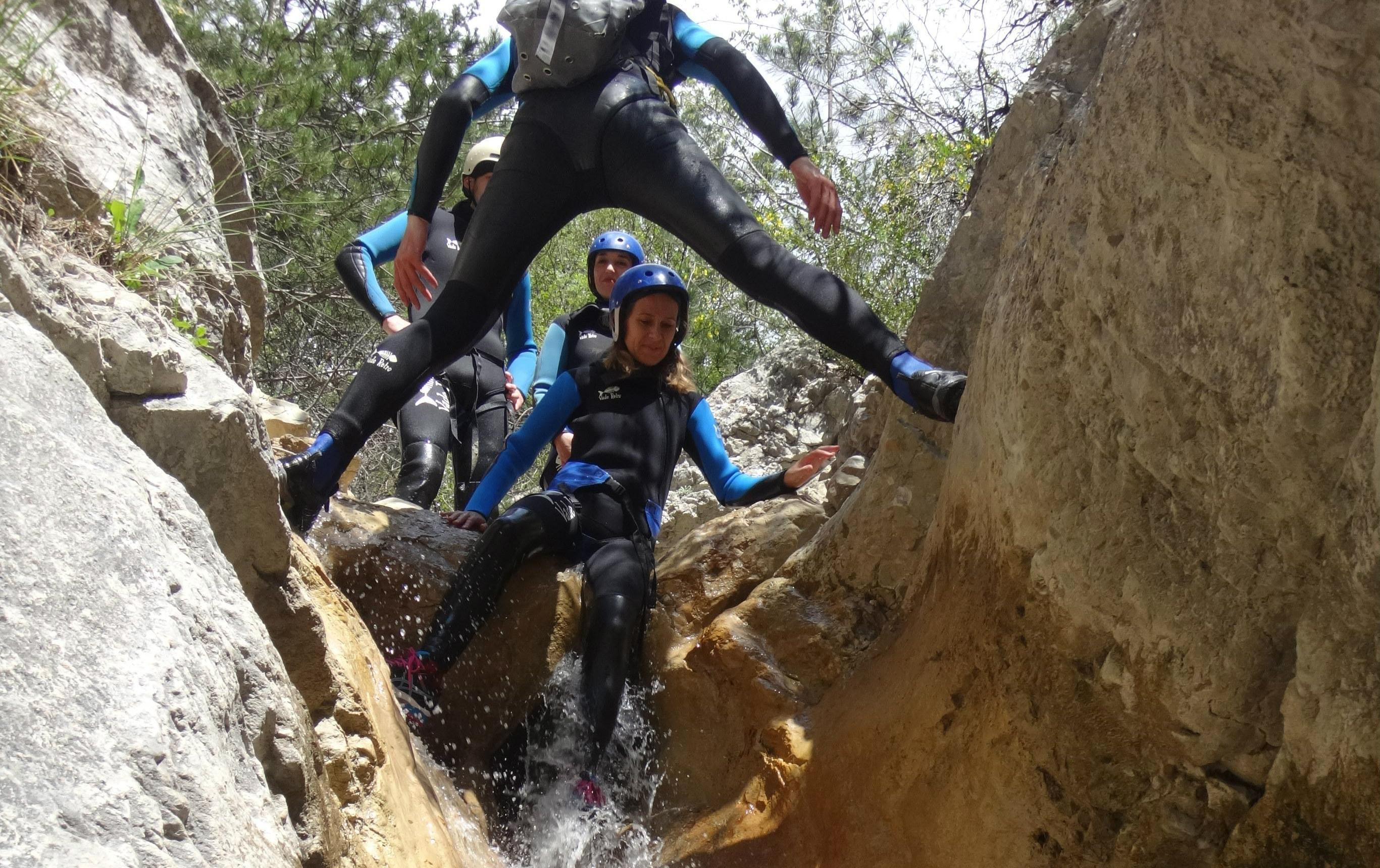 Leichte Canyoning Tour In Castellane Canyon Du Rayaup Raft Session