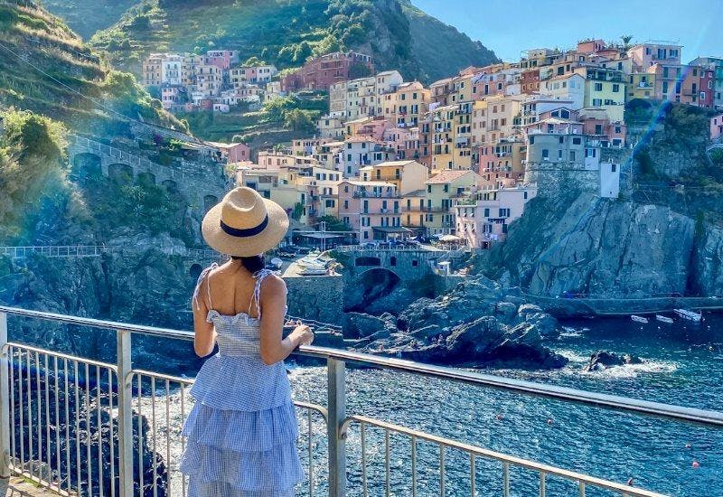 -DCITOW-Cinque-Terre-Visitas-guiadas-de-Florencia Prachtige landschappen met bergen en zee, waar de ervaringen van My Tour in Italy Firenze plaatsvinden.