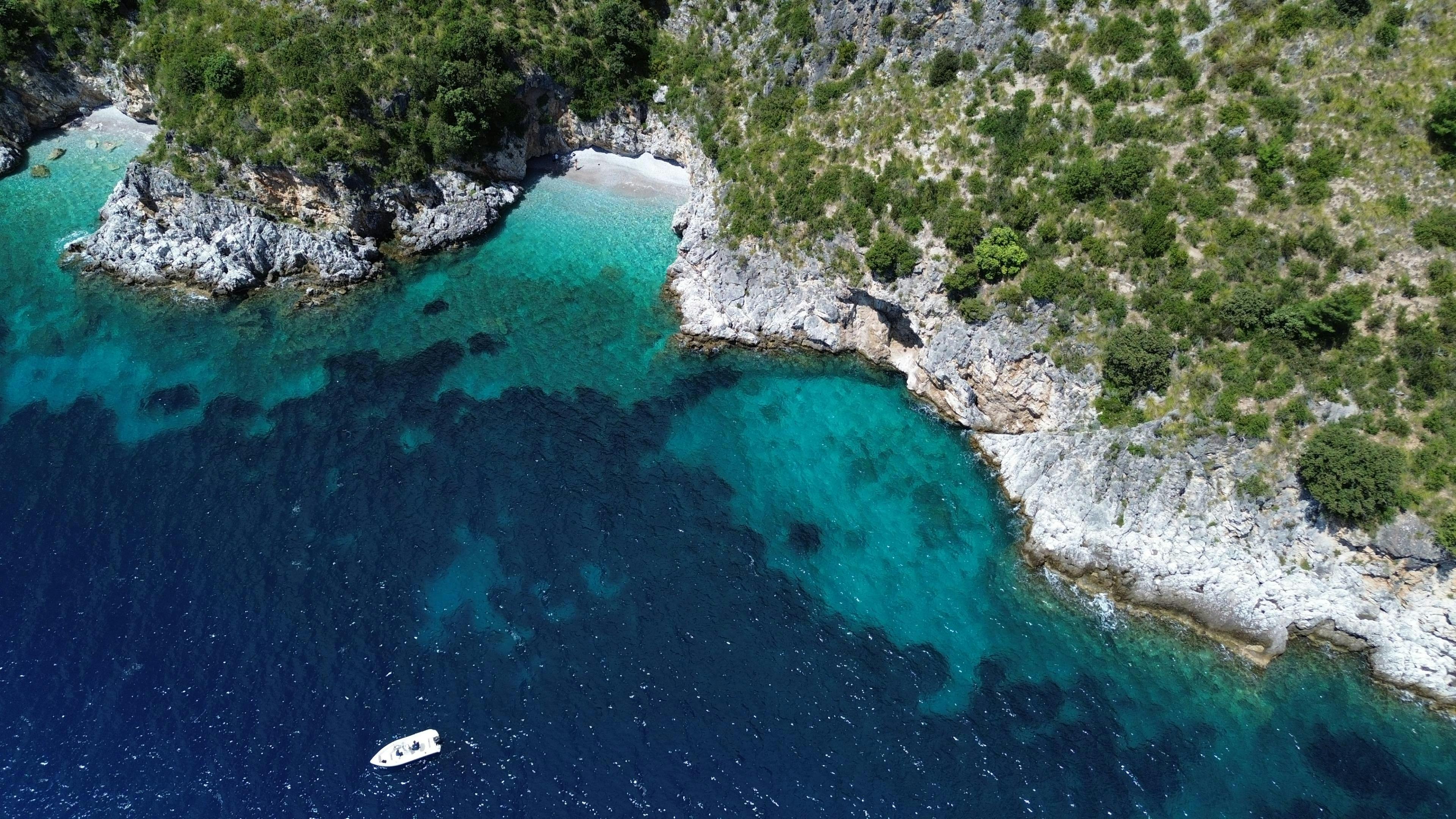 Beeindruckende Landschaften mit Bergen und Meer, wo Aktivitäten von Mega Tourist Scario stattfinden.