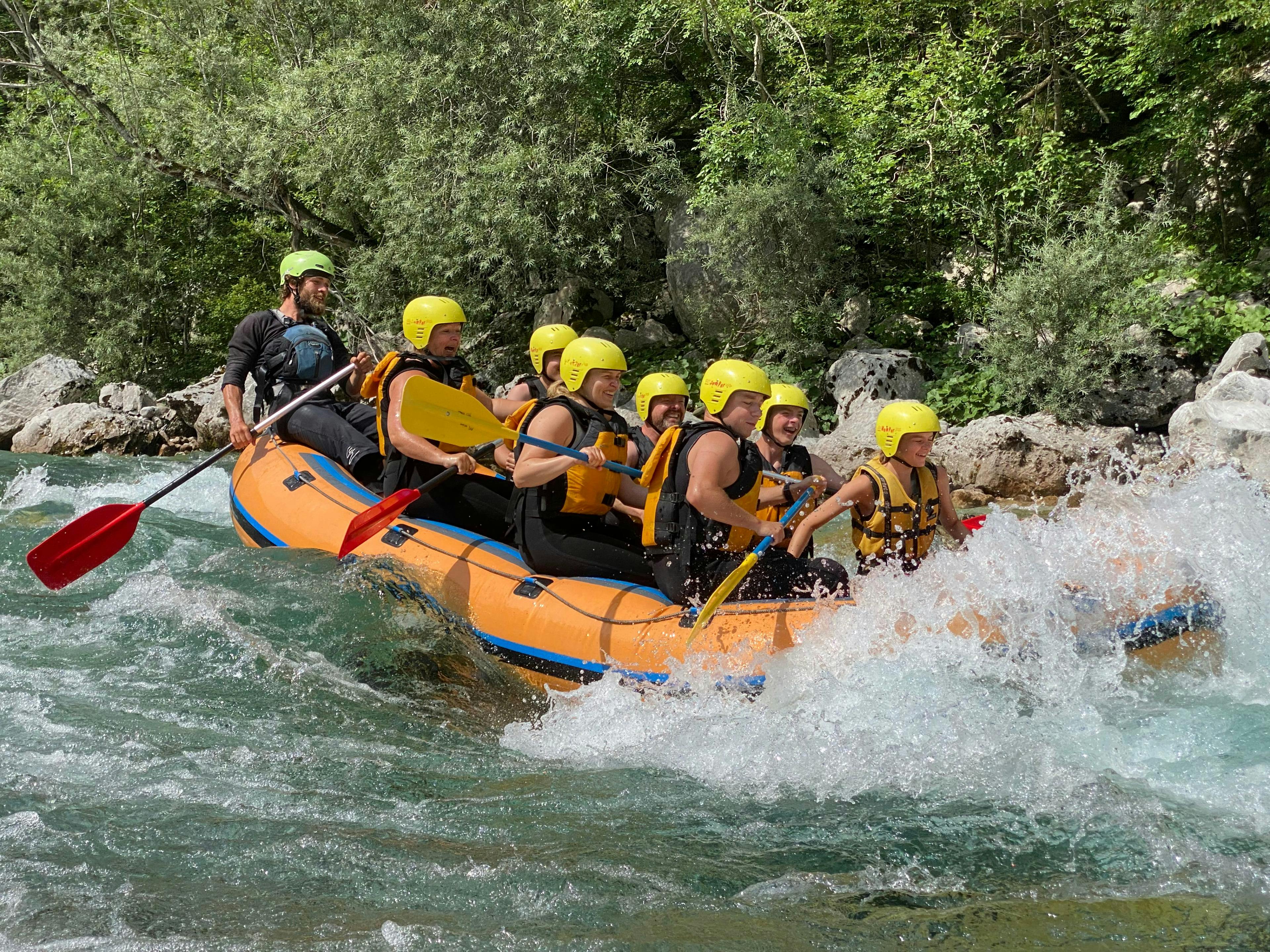 image00022 Magnifique paysage de montagnes et de mer, où se déroulent les activités de Soča Flow Kobarid.