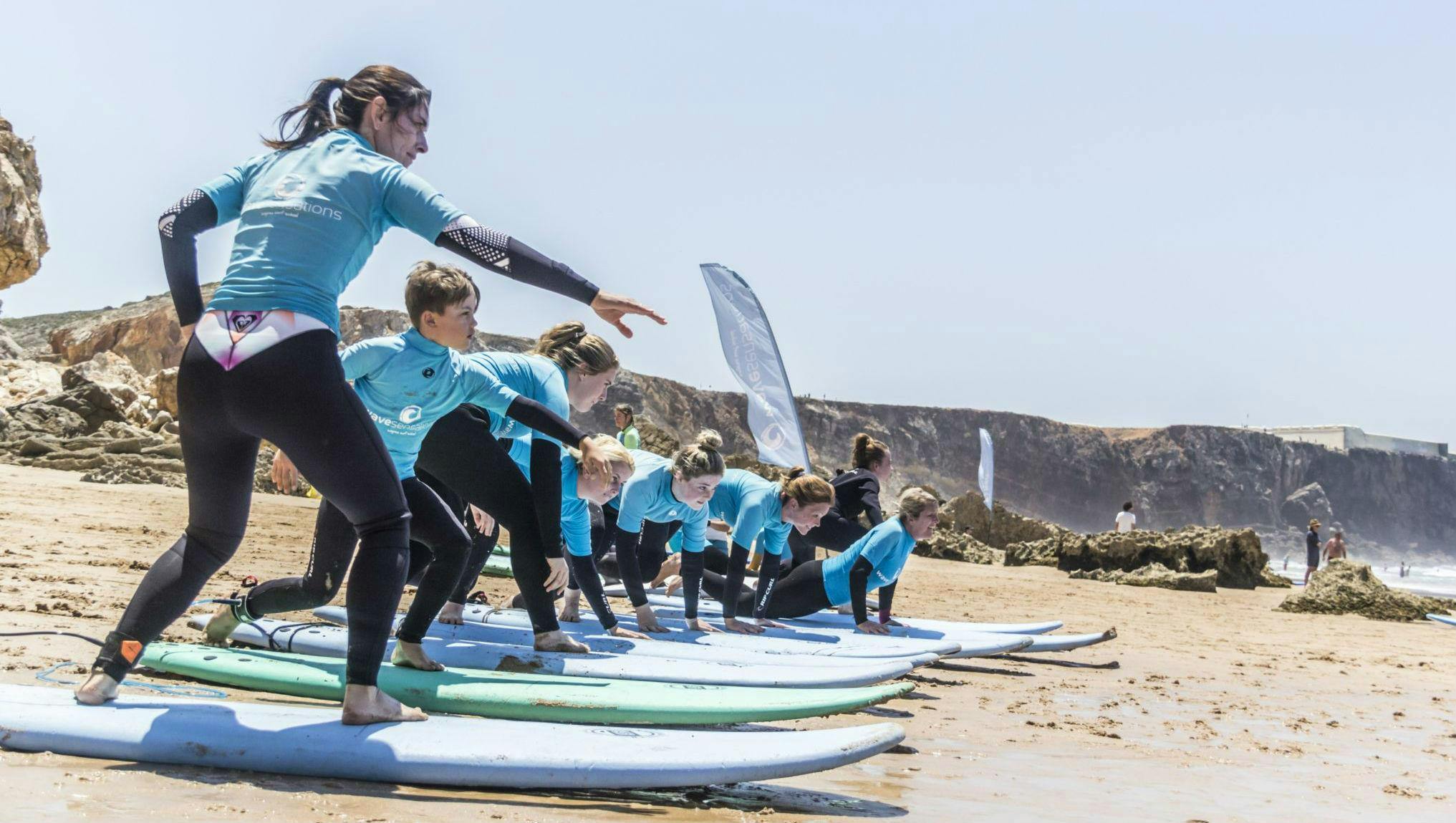 001 Paisajes impresionantes de montaña y mar, donde tienen lugar las experiencias de Wavesensations Sagres.