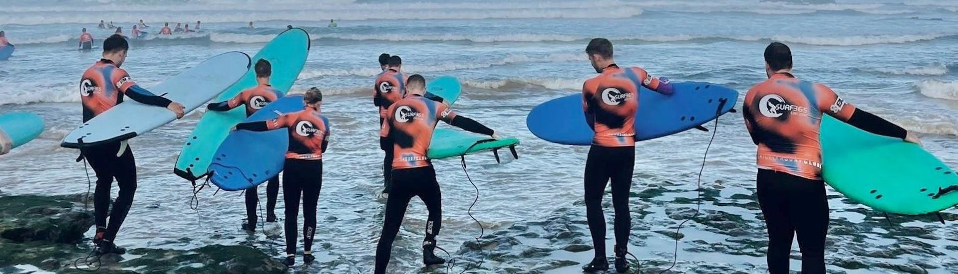 Un gruppo di surfisti pronti a mettere in pratica quanto appreso durante la lezione di surf a Praia do Matadouro, vicino a Ericeira, con Surf365 Ericeira.