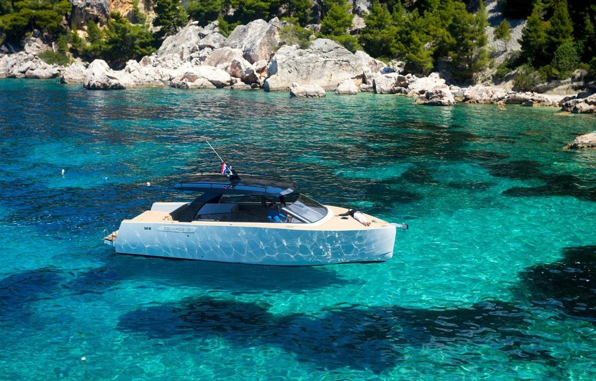 1 hvar 6-min Beeindruckende Landschaften mit Bergen und Meer, wo Aktivitäten von Hvar Boats stattfinden.