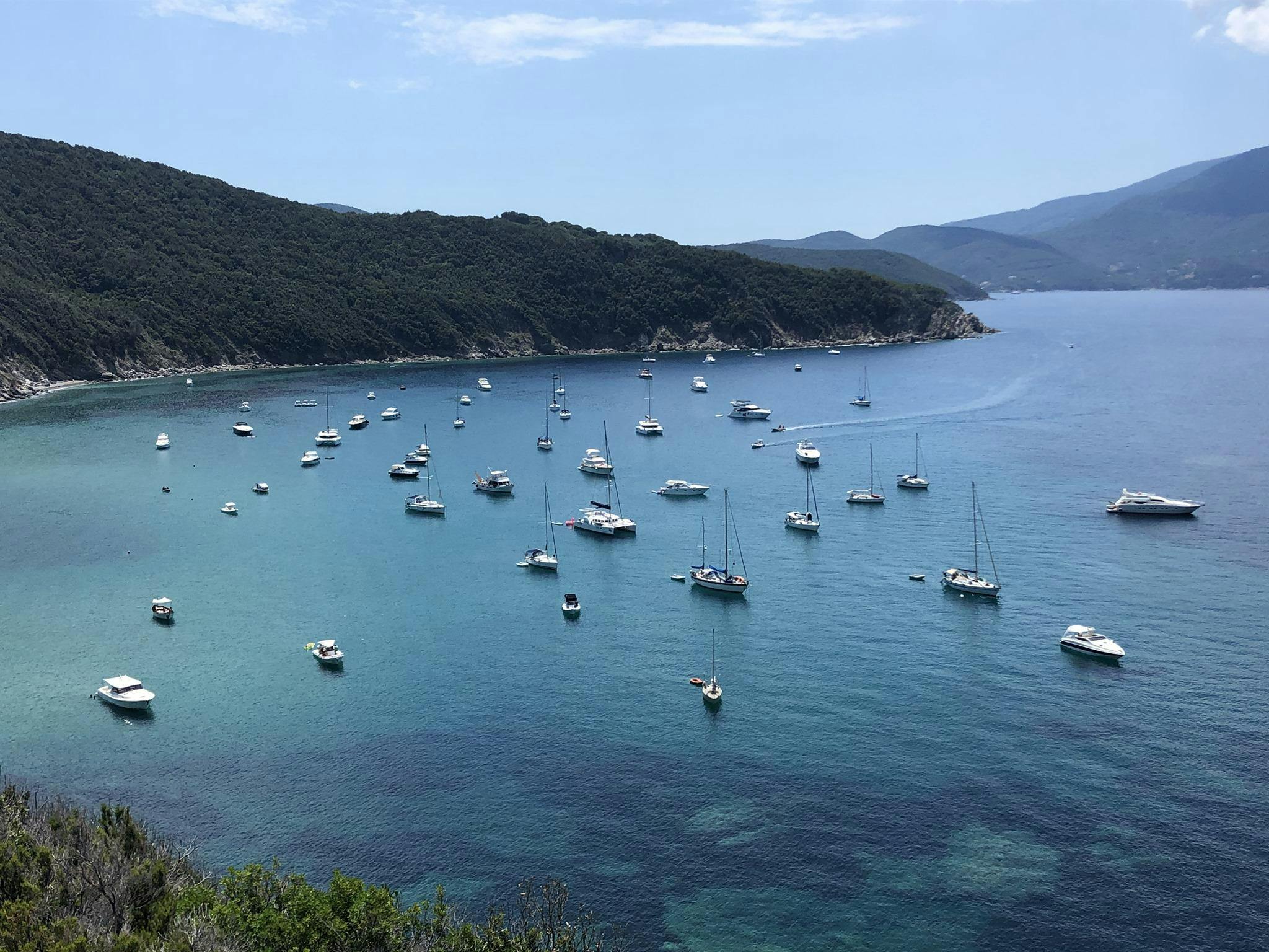 Catamare Olbia Paisajes impresionantes de montaña y mar, donde tienen lugar las experiencias de Catamare Olbia.