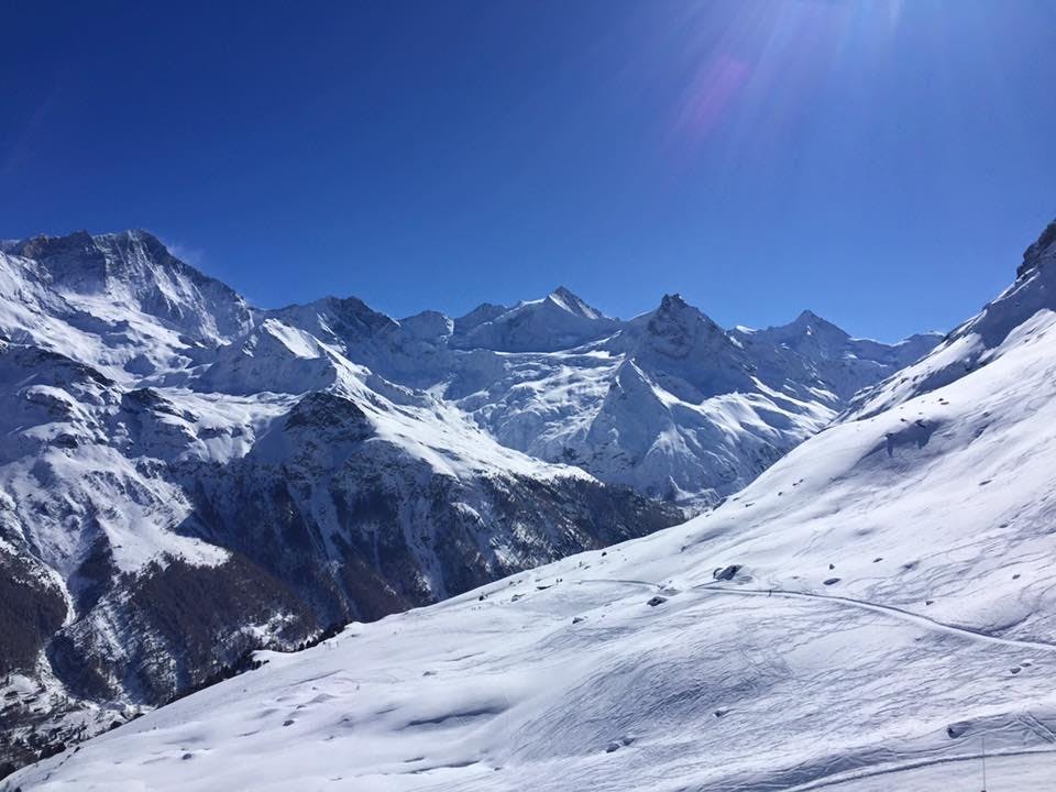 Beeindruckende Landschaften mit Bergen und Meer, wo Aktivitäten von Schweizer Skischule Zinal stattfinden.