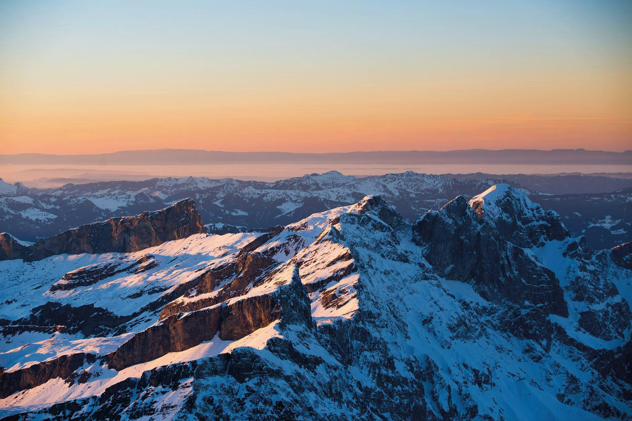 Beautiful landscapes showcasing mountains and sea, where the experiences of Skischule hiSki Lenggries are taking place.