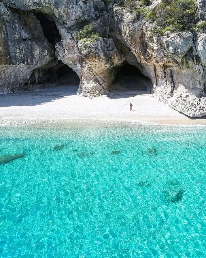 1650545475510 Panorama mozzafiato con montagne e mare, dove hanno luogo le attività di Velamare Arbatax.