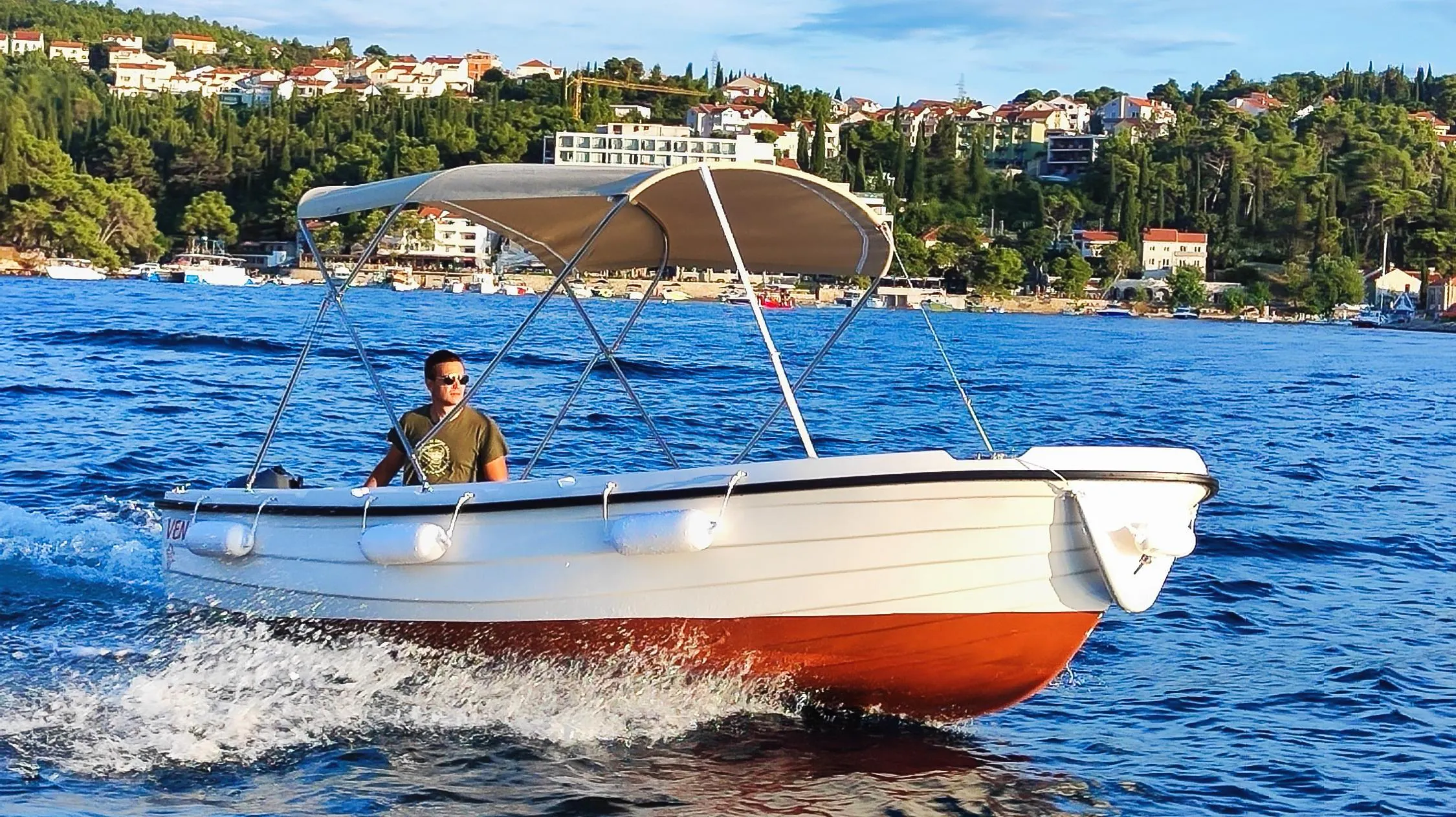 Magnifique paysage de montagnes et de mer, où se déroulent les activités de Cavtat Rent a Boat.