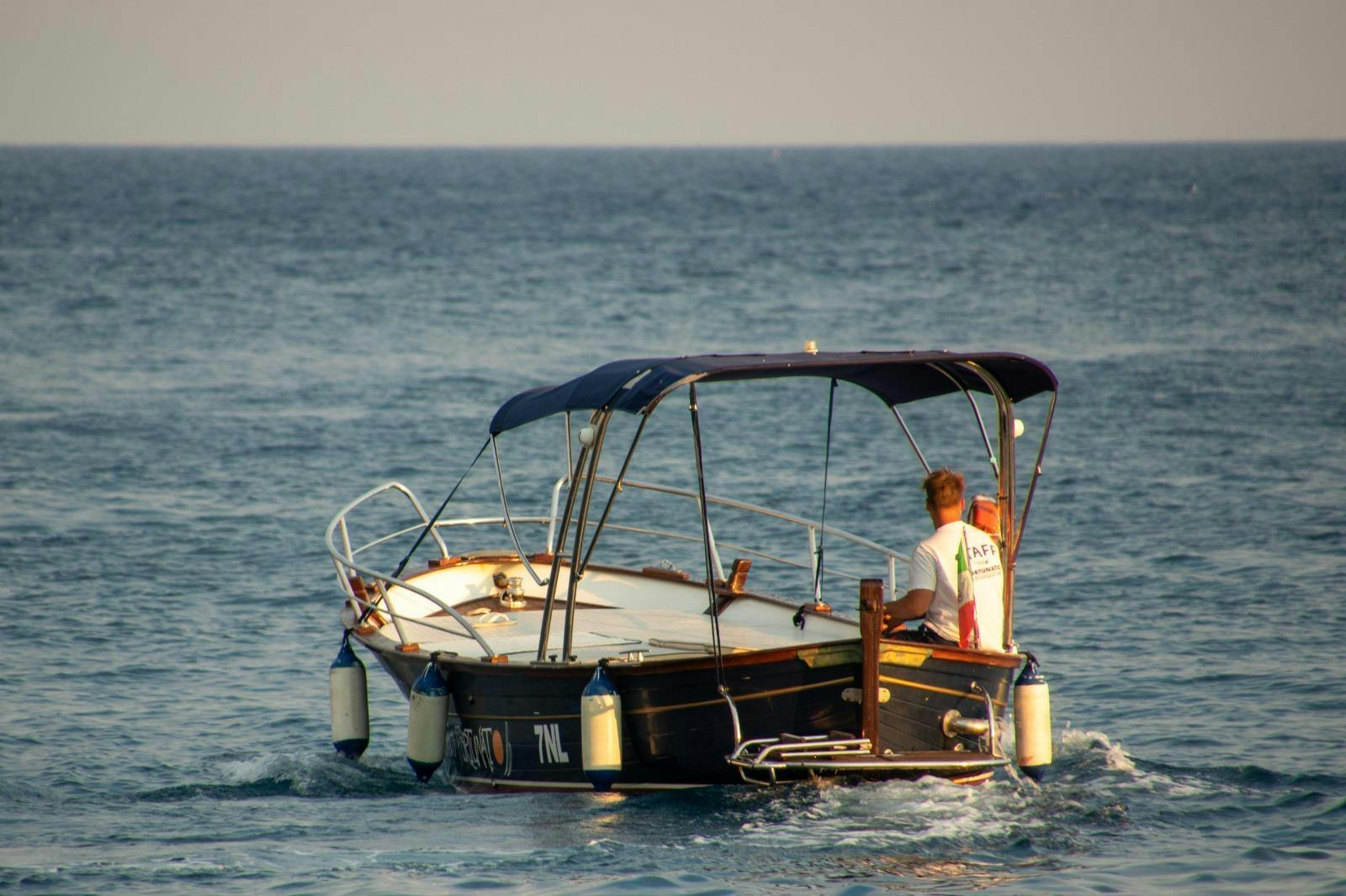 Fortunato Noleggio Castro Beeindruckende Landschaften mit Bergen und Meer, wo Aktivitäten von Fortunato Noleggio Castro stattfinden.
