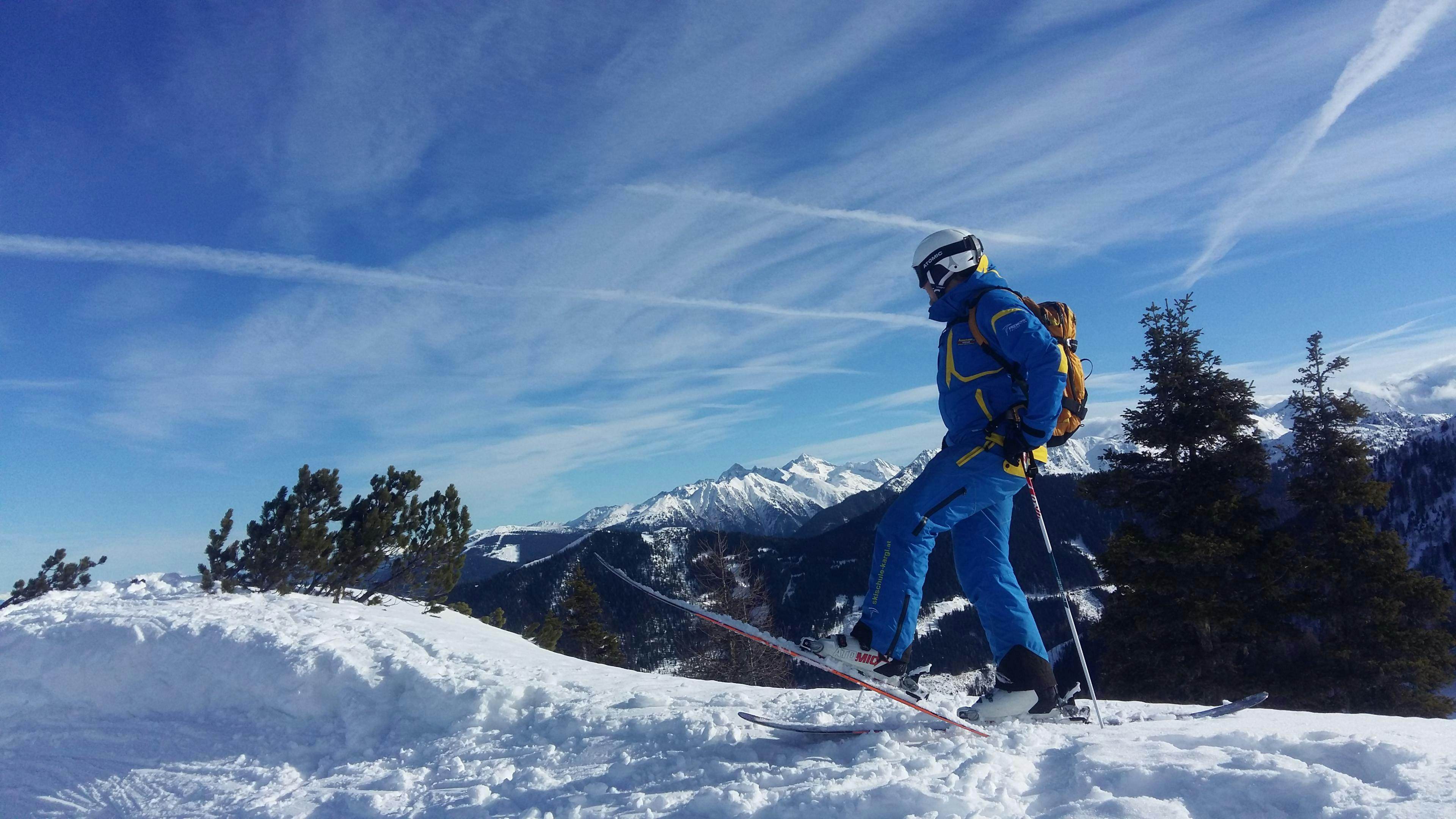 Beautiful landscapes showcasing mountains and sea, where the experiences of Skischule Kargl - Reiteralm are taking place.