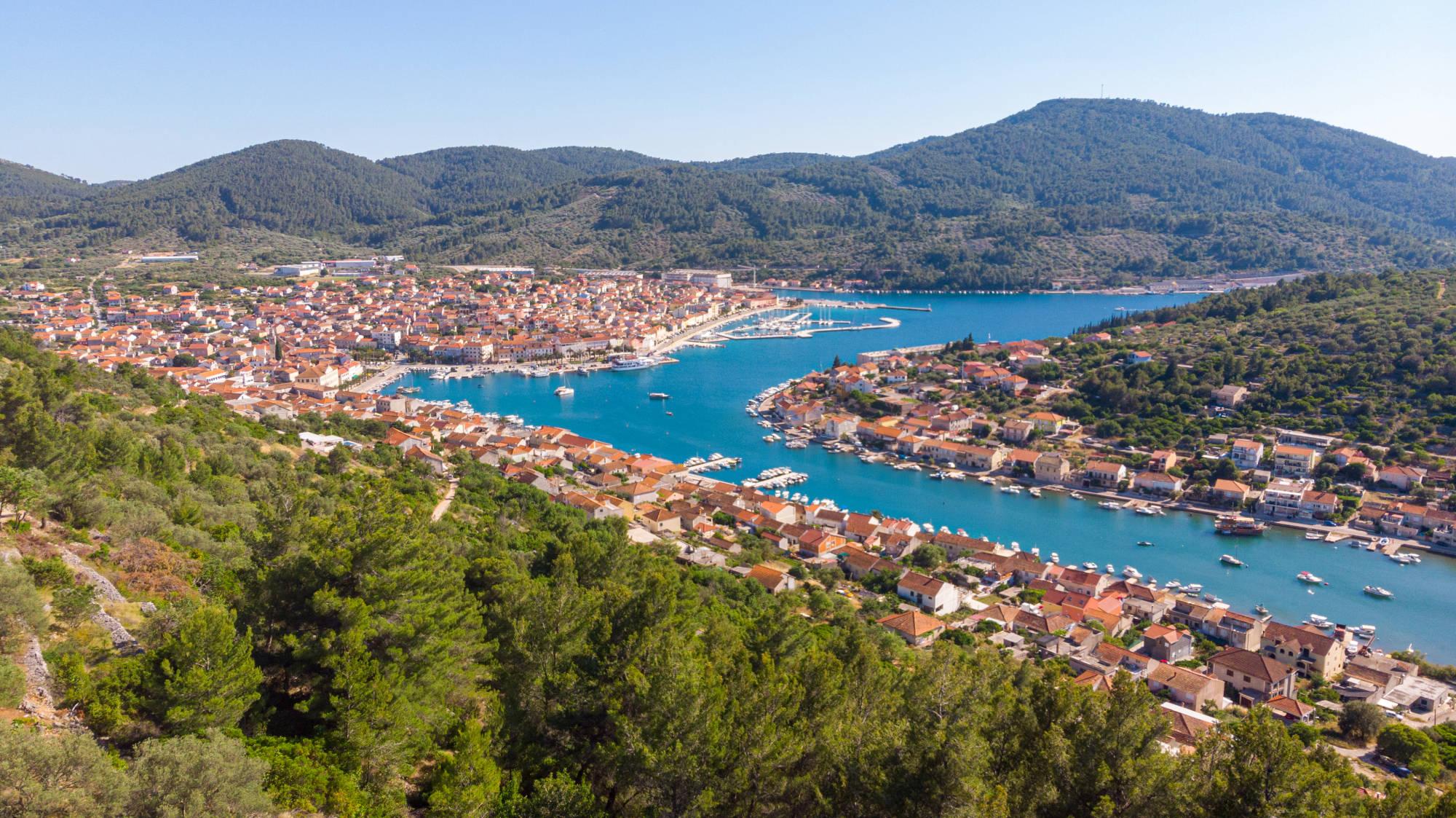 Der Blick auf den Hafen von Vela Luka.