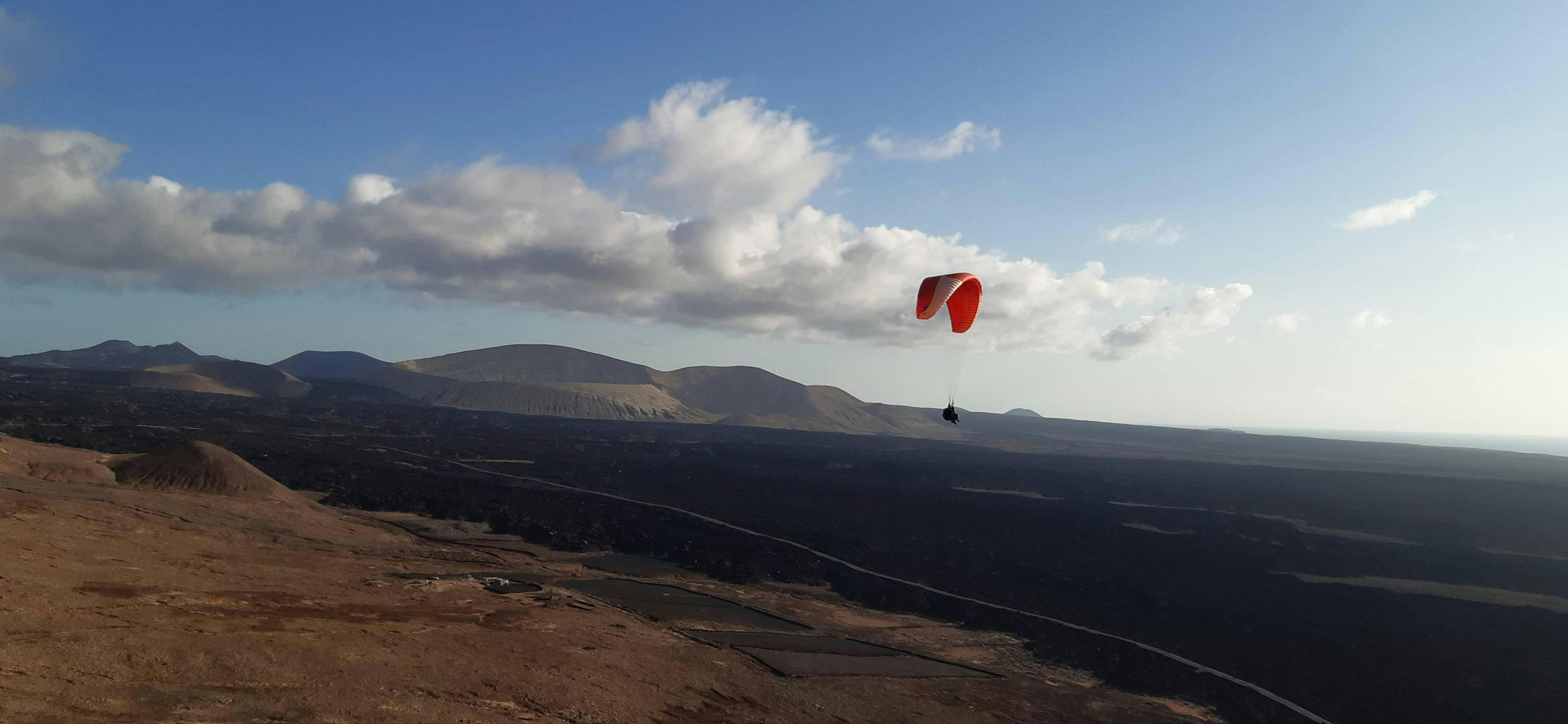 20210811_190414 Prachtige landschappen met bergen en zee, waar de ervaringen van Famaraiso Lanzarote Paragliding plaatsvinden.