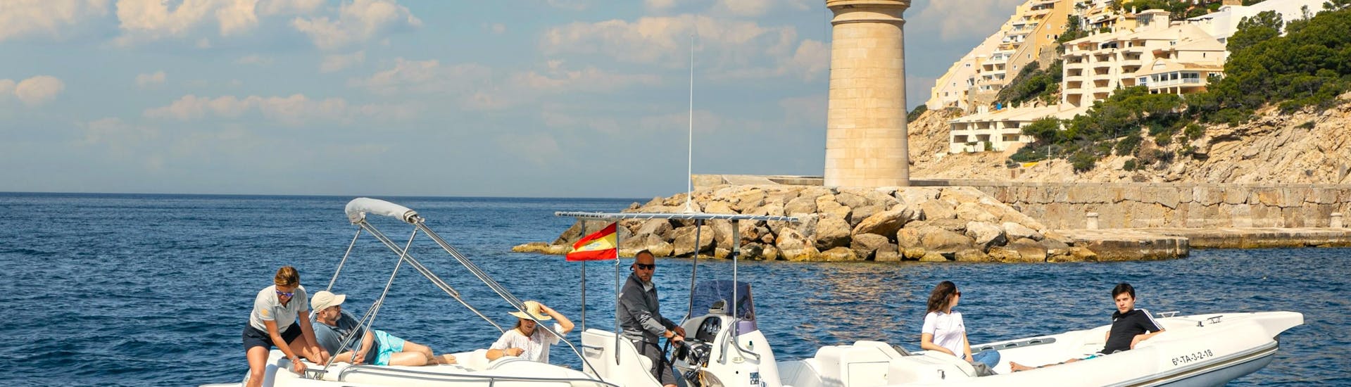 Una familia disfrutando de un día al sol de Mallorca, durante un paseo privado en barco desde Port d'Andratx por la bahía con Mallorca from the Sea.