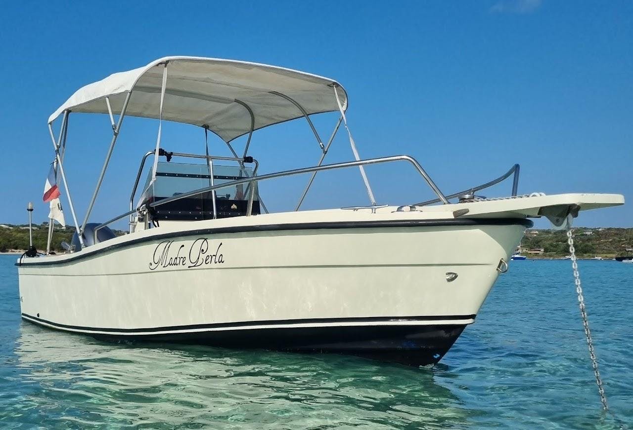 One Escursioni Santa Teresa Gallura Das Boot, das von One Escursioni während der Ausflüge benutzt wird.