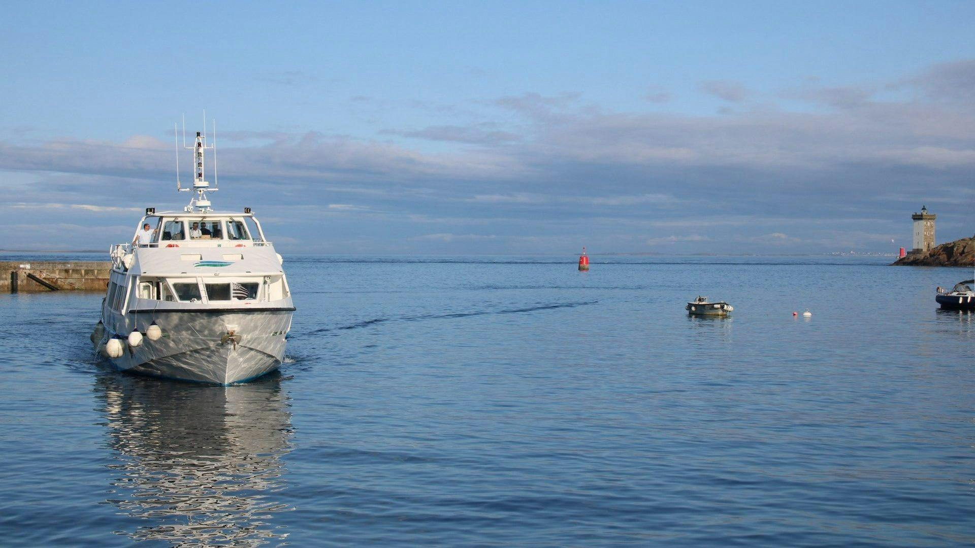 Panorama mozzafiato con montagne e mare, dove hanno luogo le attività di Finist'mer Compagnie Maritime.