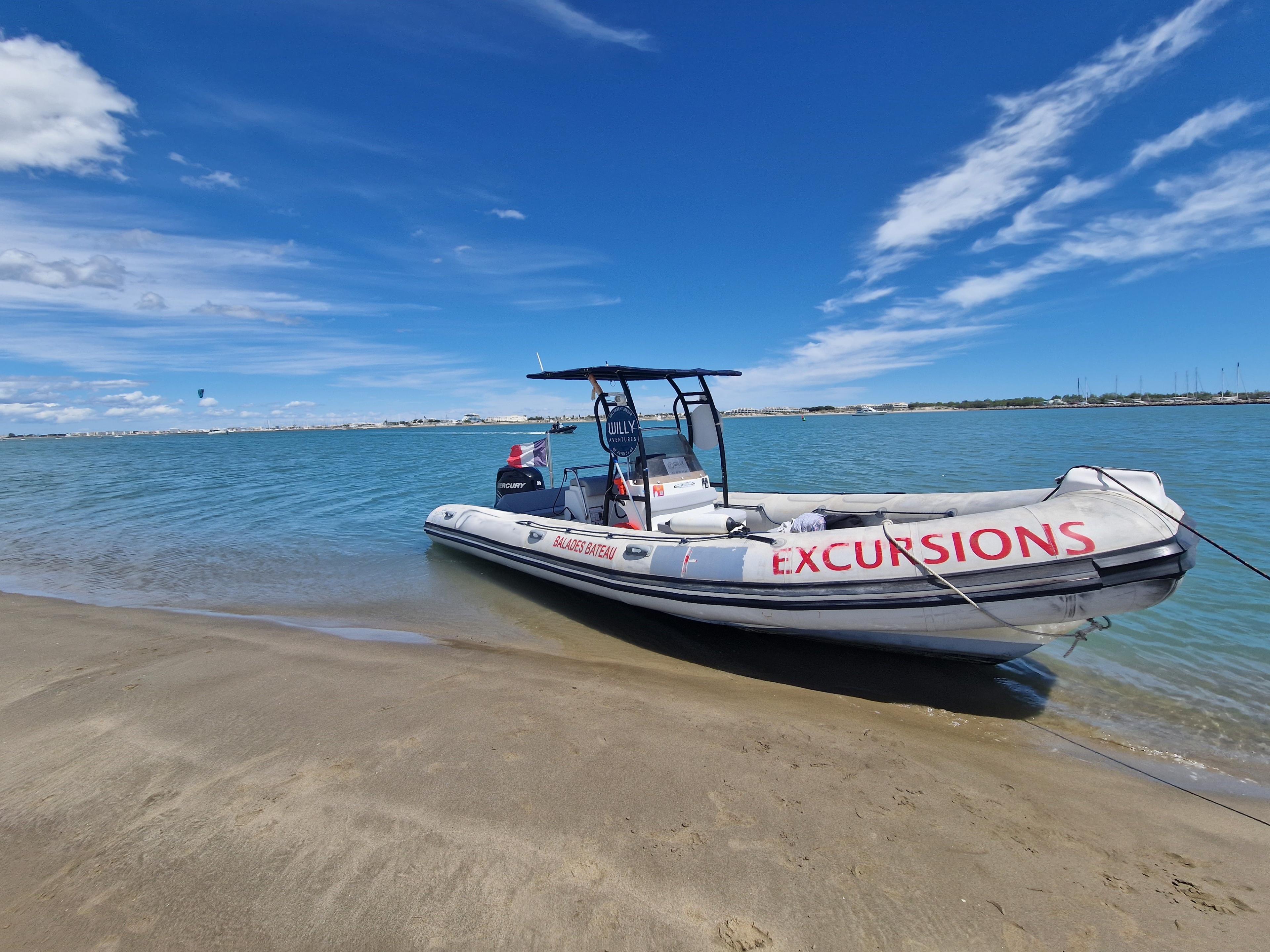 boat on the beach of le Grau du Roi willy aventures.