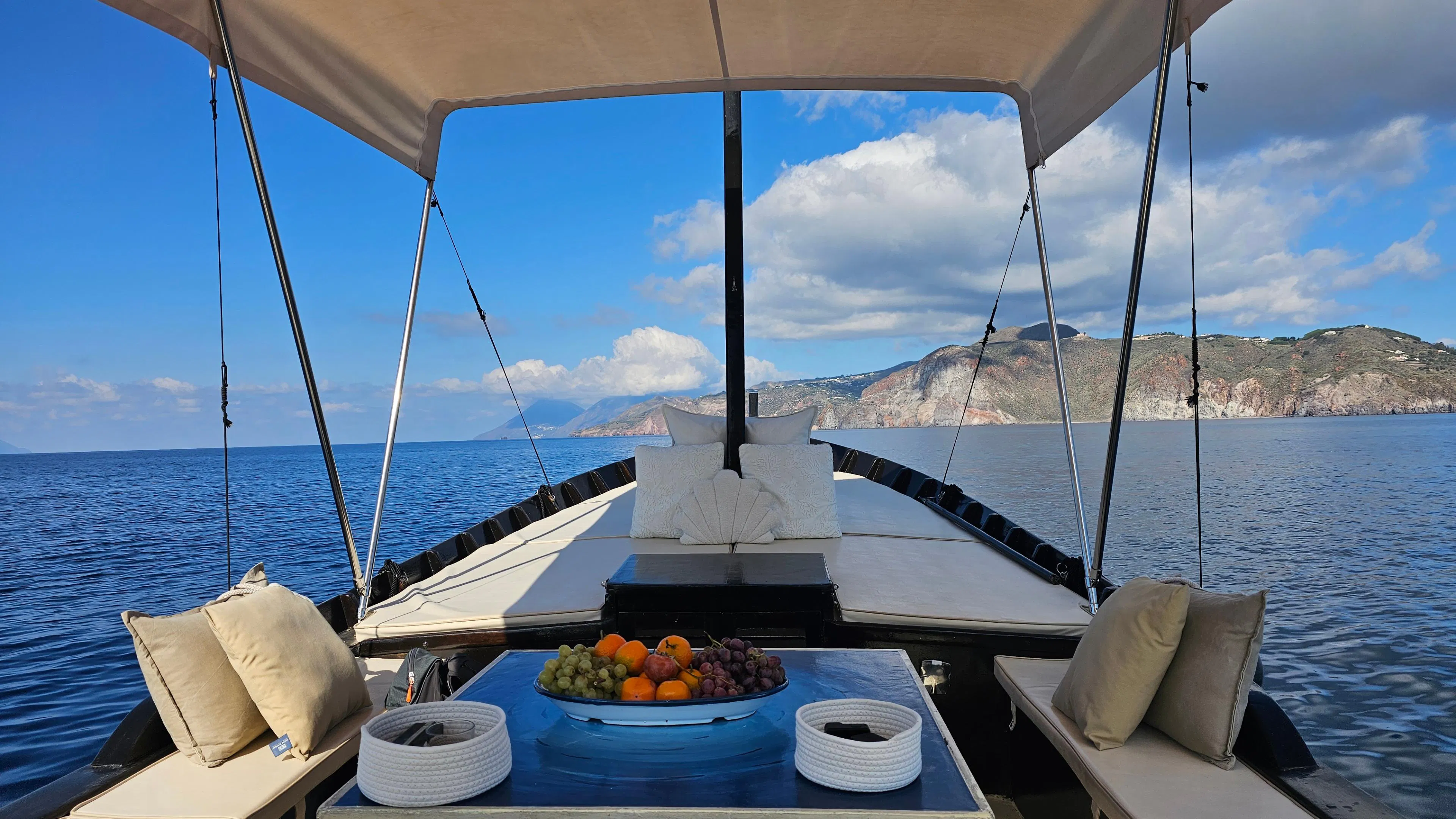 Beautiful landscapes showcasing mountains and sea, where the experiences of Eoliana Gite in Barca are taking place.