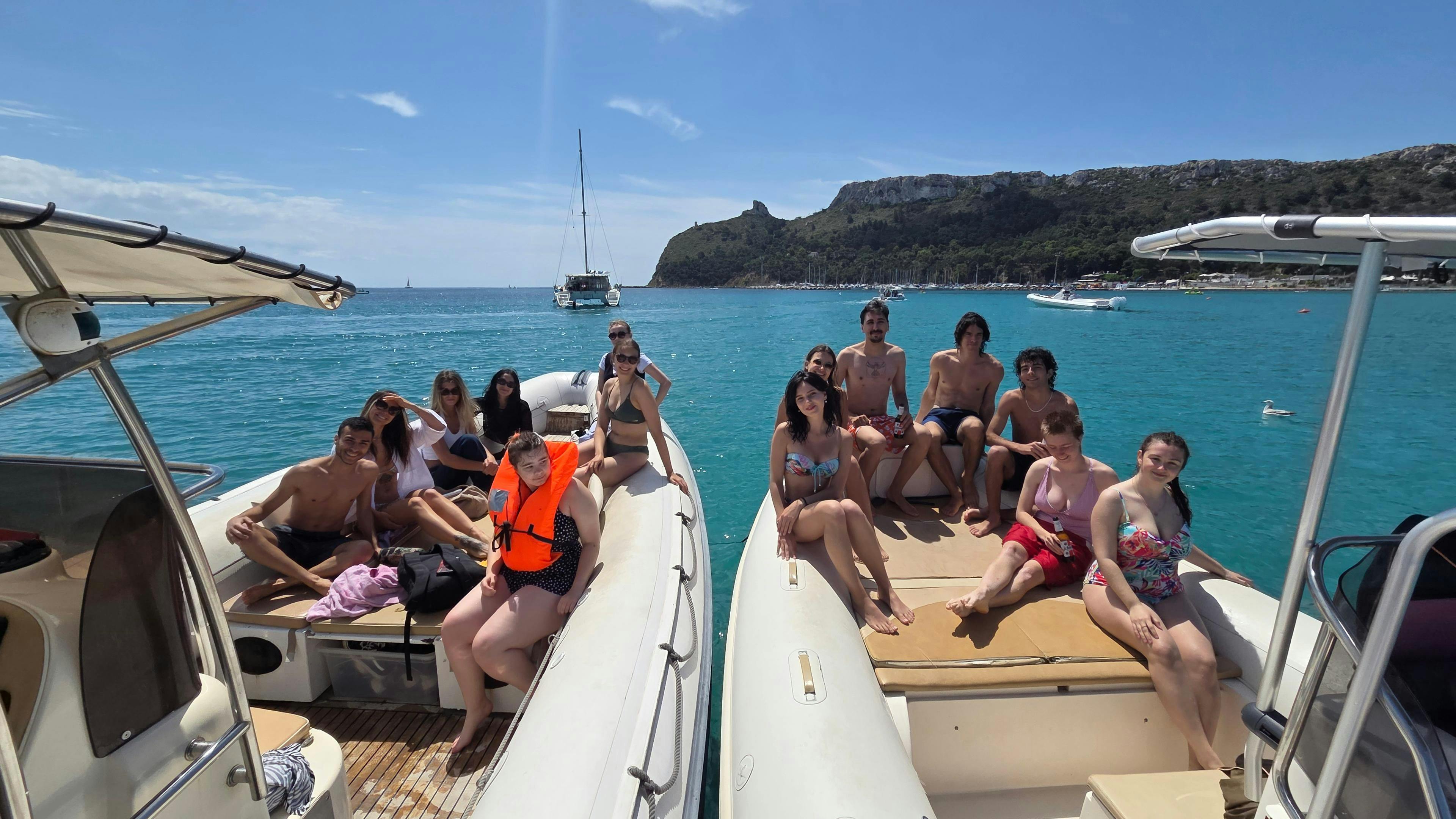 Beeindruckende Landschaften mit Bergen und Meer, wo Aktivitäten von GS Sardinia Cagliari stattfinden.