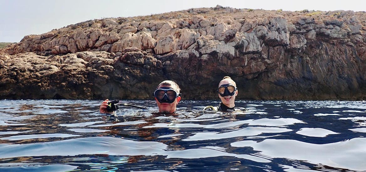 Dos amigos posando para la cámara durante un curso de buceo con Norway Dive Mallorca en Terranova.