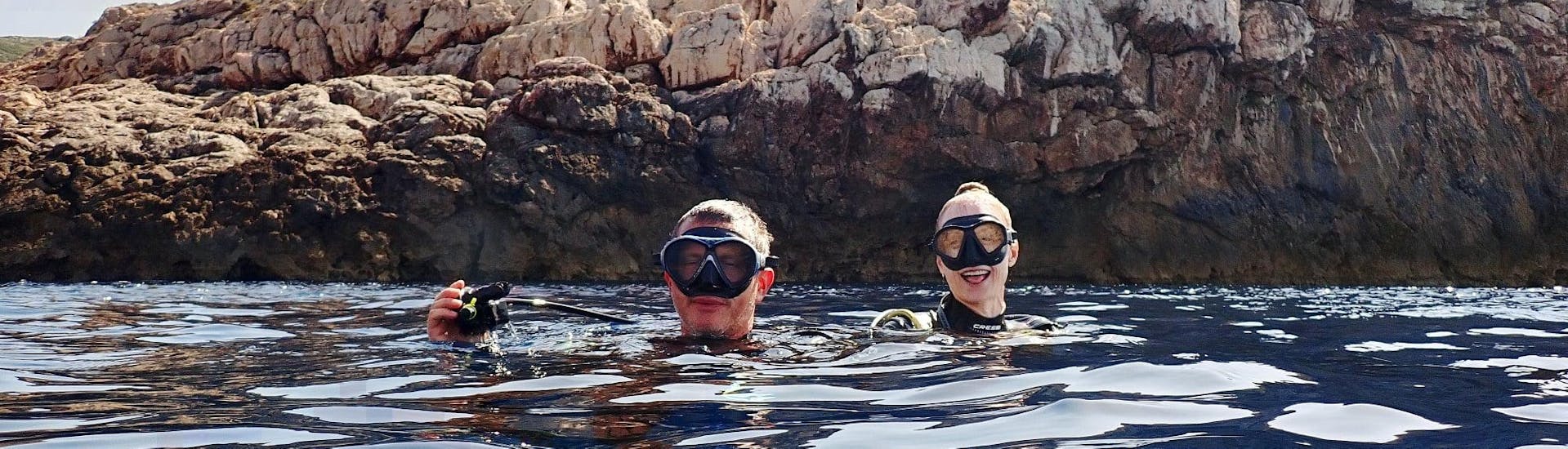Two friends posing for the camera during a scuba diving course with Norway Dive Mallorca in Terranova.