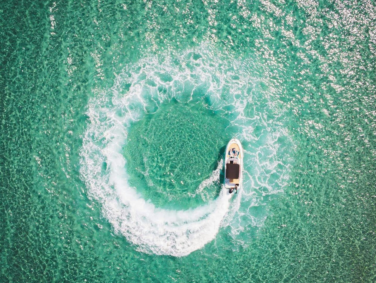 Sunwave Cruises Zakyntos Beeindruckende Landschaften mit Bergen und Meer, wo Aktivitäten von Sunwave Cruises Zakyntos stattfinden.