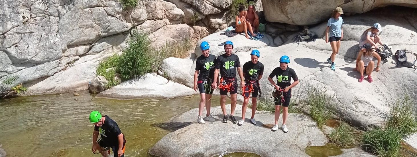 people with 25Miglia t-shirts during Canyoning in Bau Mela.