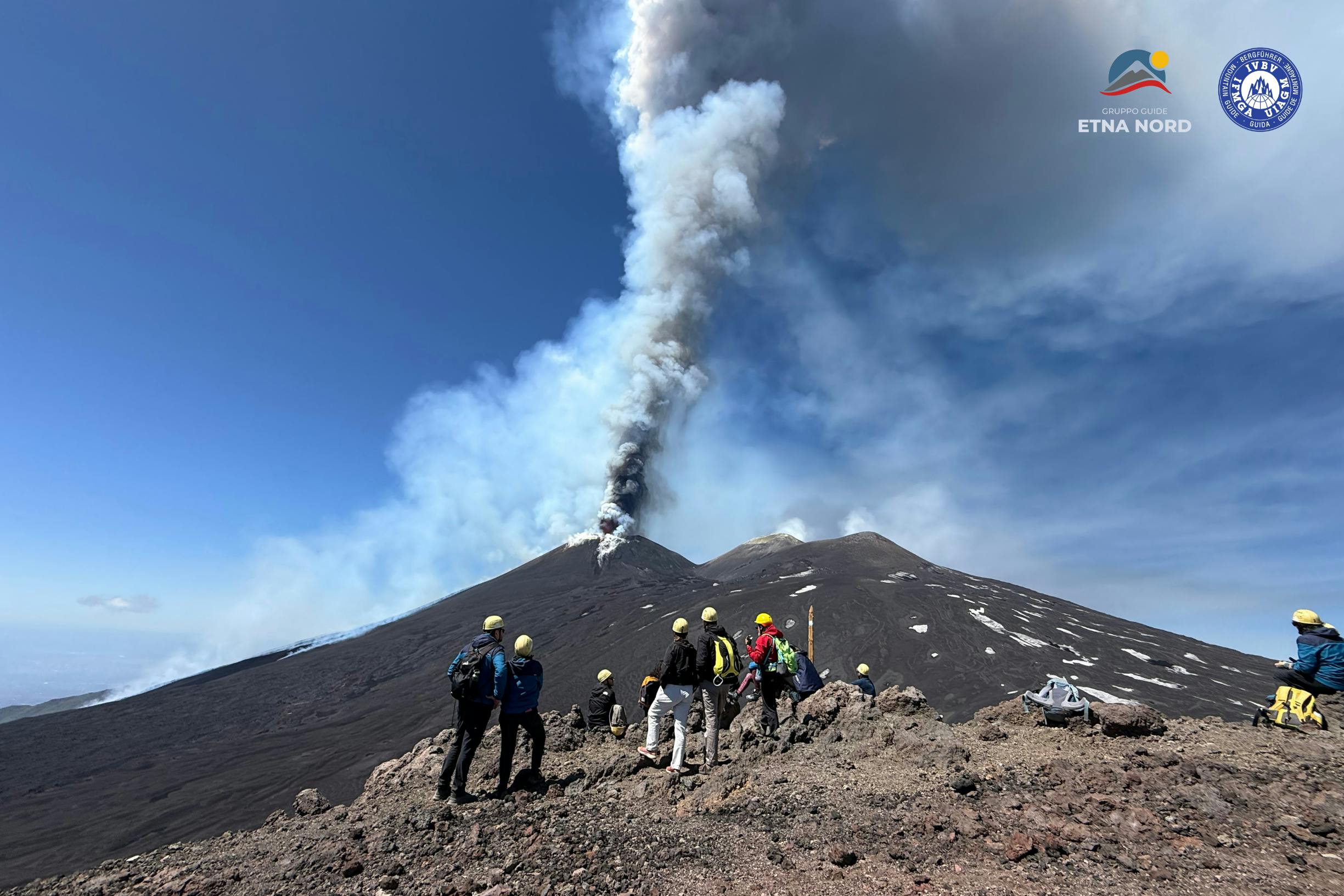 Prachtige landschappen met bergen en zee, waar de ervaringen van Gruppo Guide Etna Nord plaatsvinden.