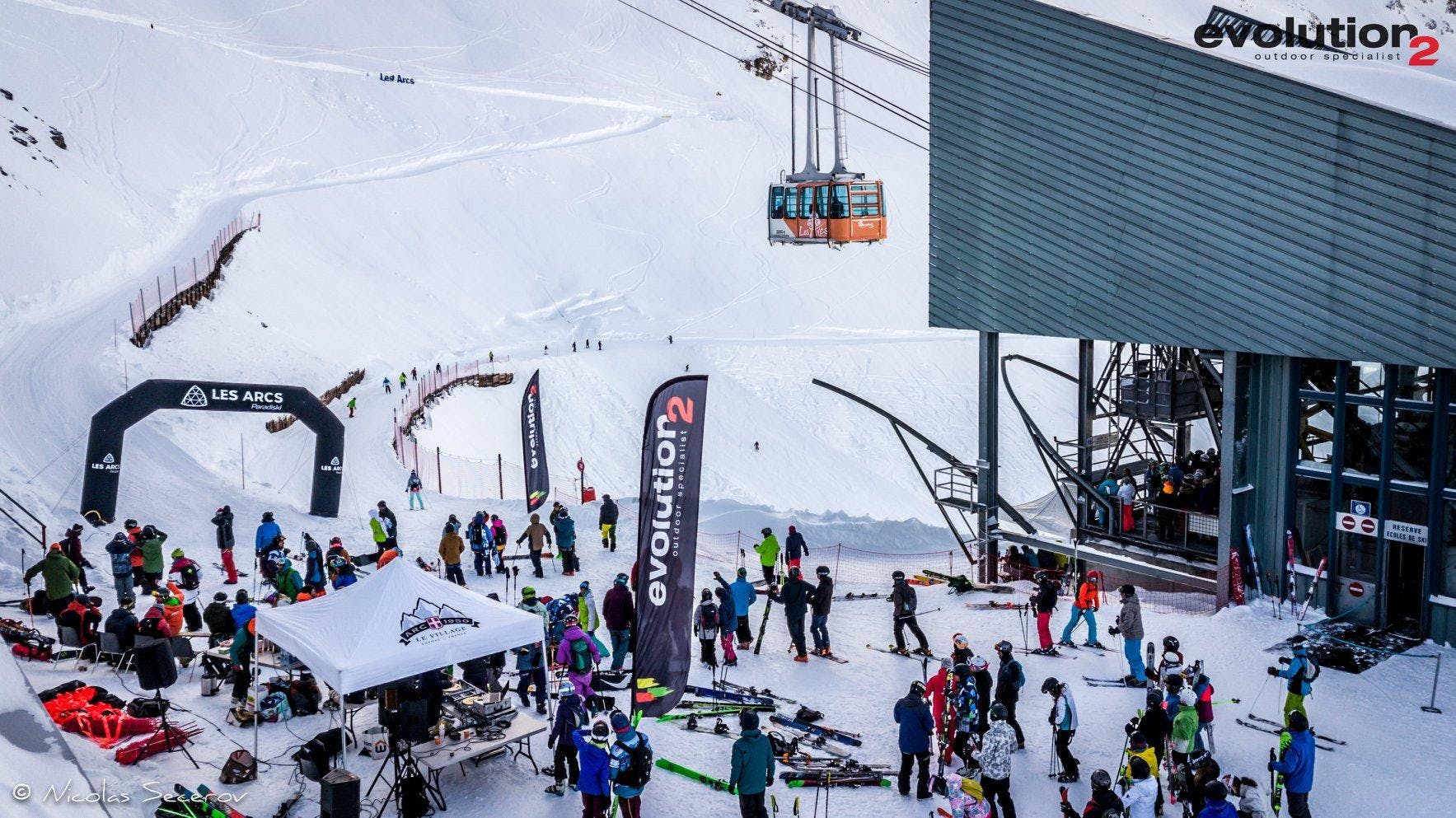 27500707_1169280756538465_1952615212330277731_o-min Prachtige landschappen met bergen en zee, waar de ervaringen van Skischool Evolution 2 - Arc 1800 plaatsvinden.