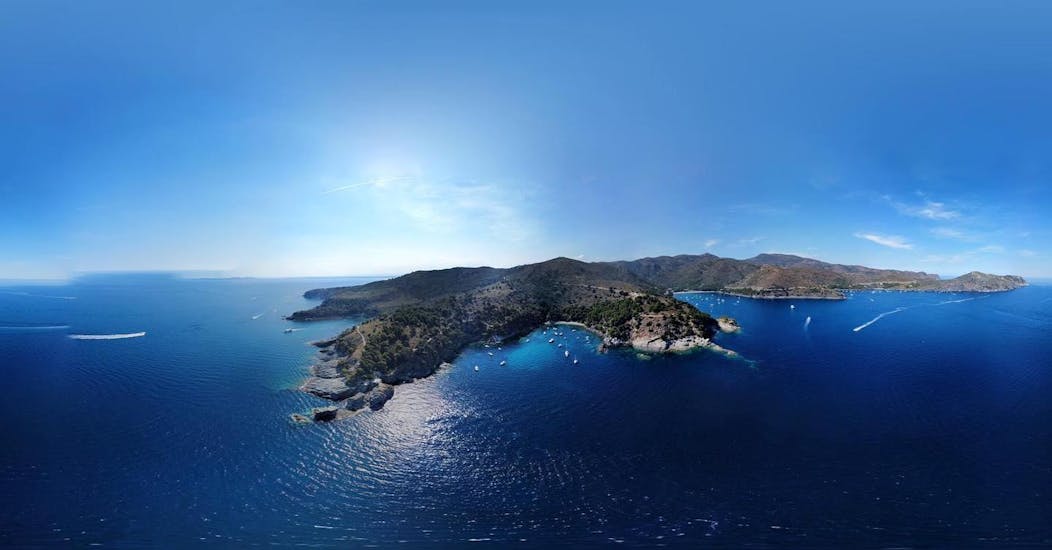 The  panoramic view of the Bay of Roses in Costa Brava during a boat rental activity with Maxi Boats.