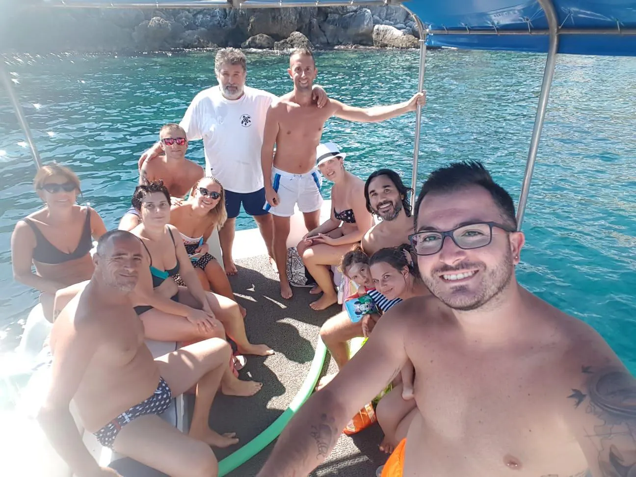 Magnifique paysage de montagnes et de mer, où se déroulent les activités de San Vito Sea & Sub Service.