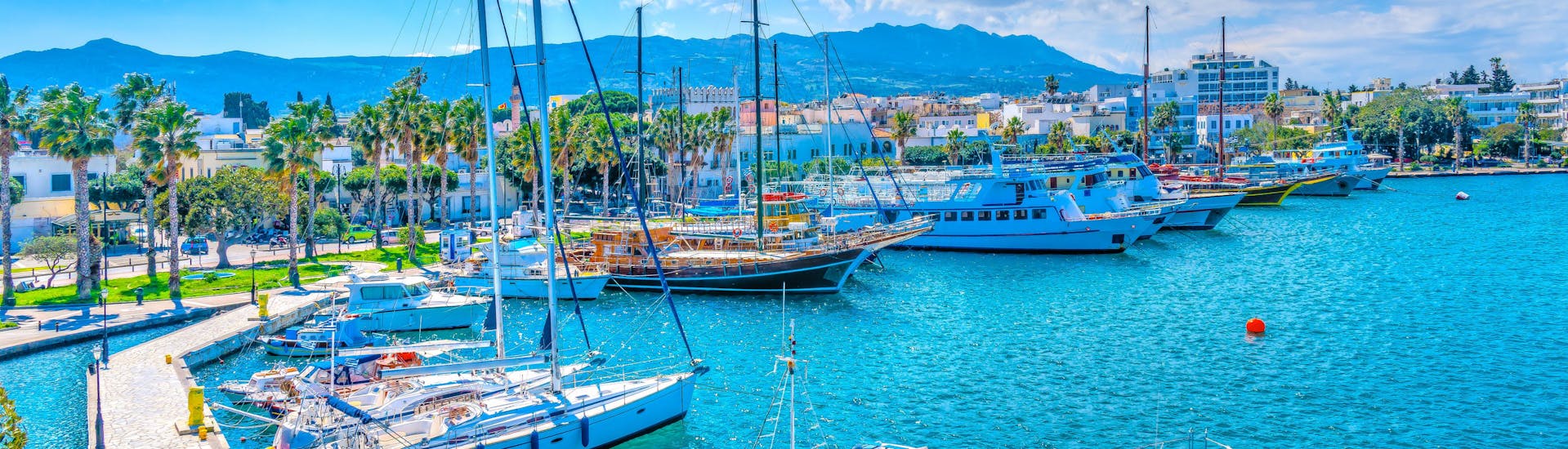 Hafen voller Boote, bereit für Bootstouren zu den drei Inseln Kalymnos, Plati und Pserimos von Kos aus