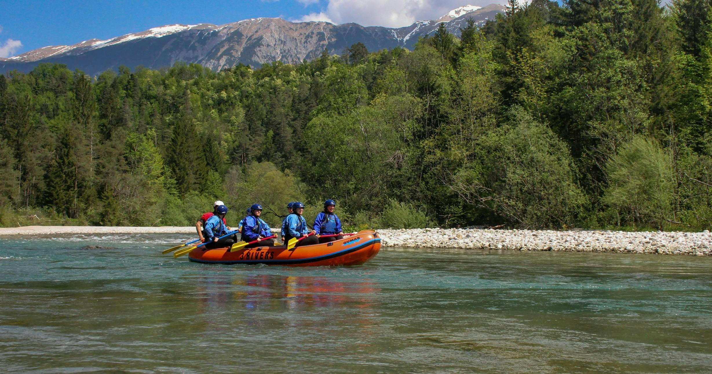Beeindruckende Landschaften mit Bergen und Meer, wo Aktivitäten von 3 Rivers Bled stattfinden.