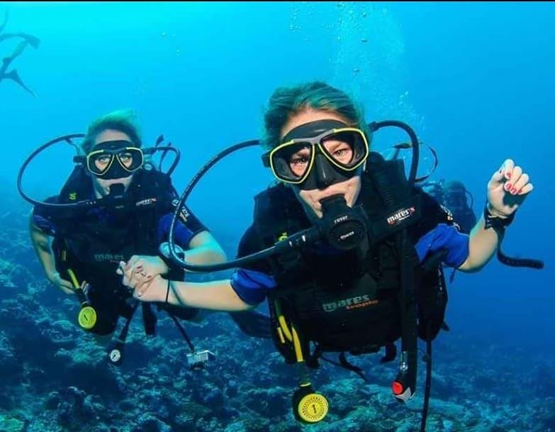 FunDive Platanias  Paisajes impresionantes de montaña y mar, donde tienen lugar las experiencias de FunDive Platanias.