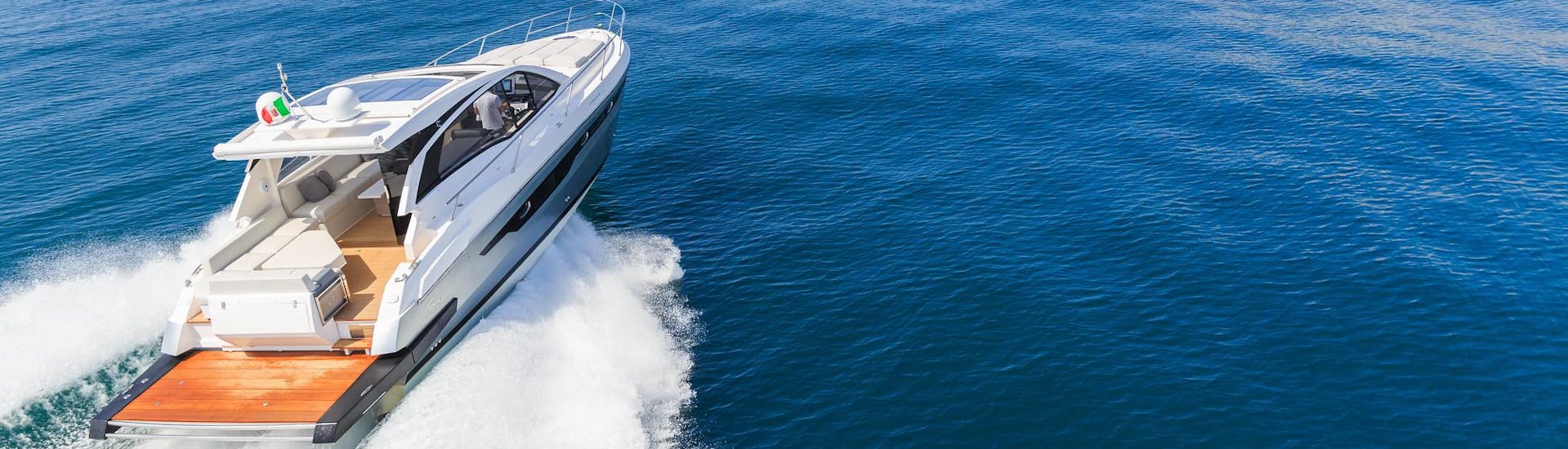 Panoramaansicht eines Luxusboots auf offenem Wasser während einer Fahrt.