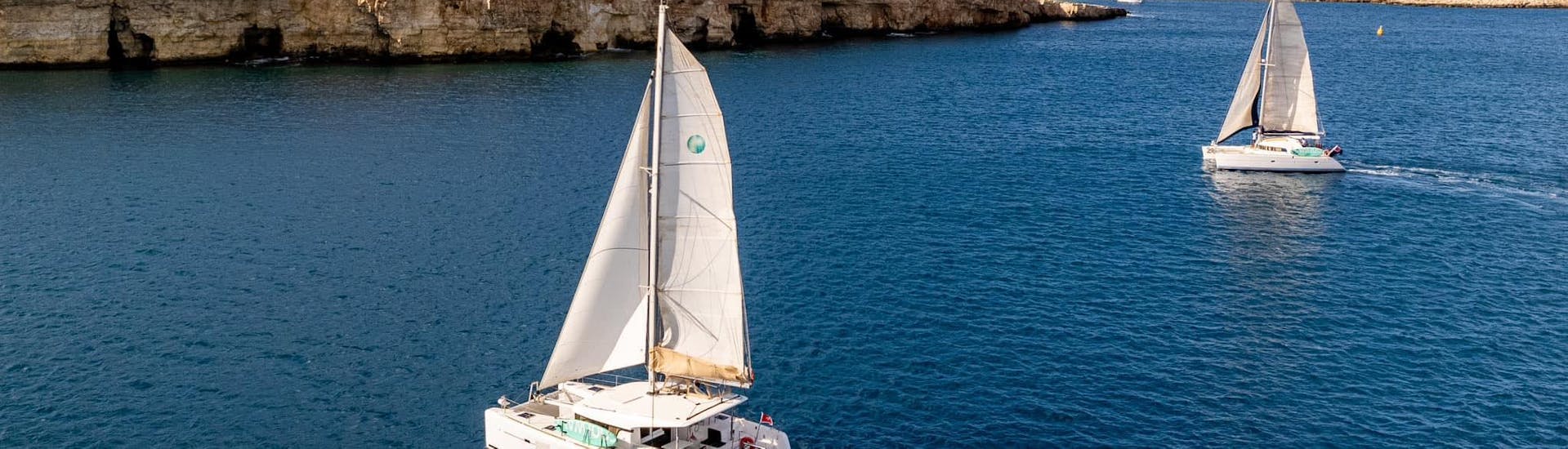 Nuestros catamaranes en las hermosas aguas de Malta.