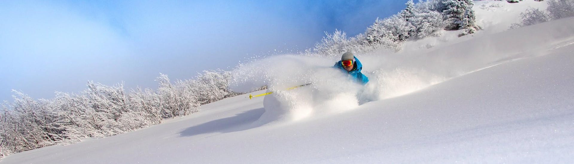 Un skieur de l'école de ski 360 Morzine dévale une pente pendant ses cours de ski à Morzine.