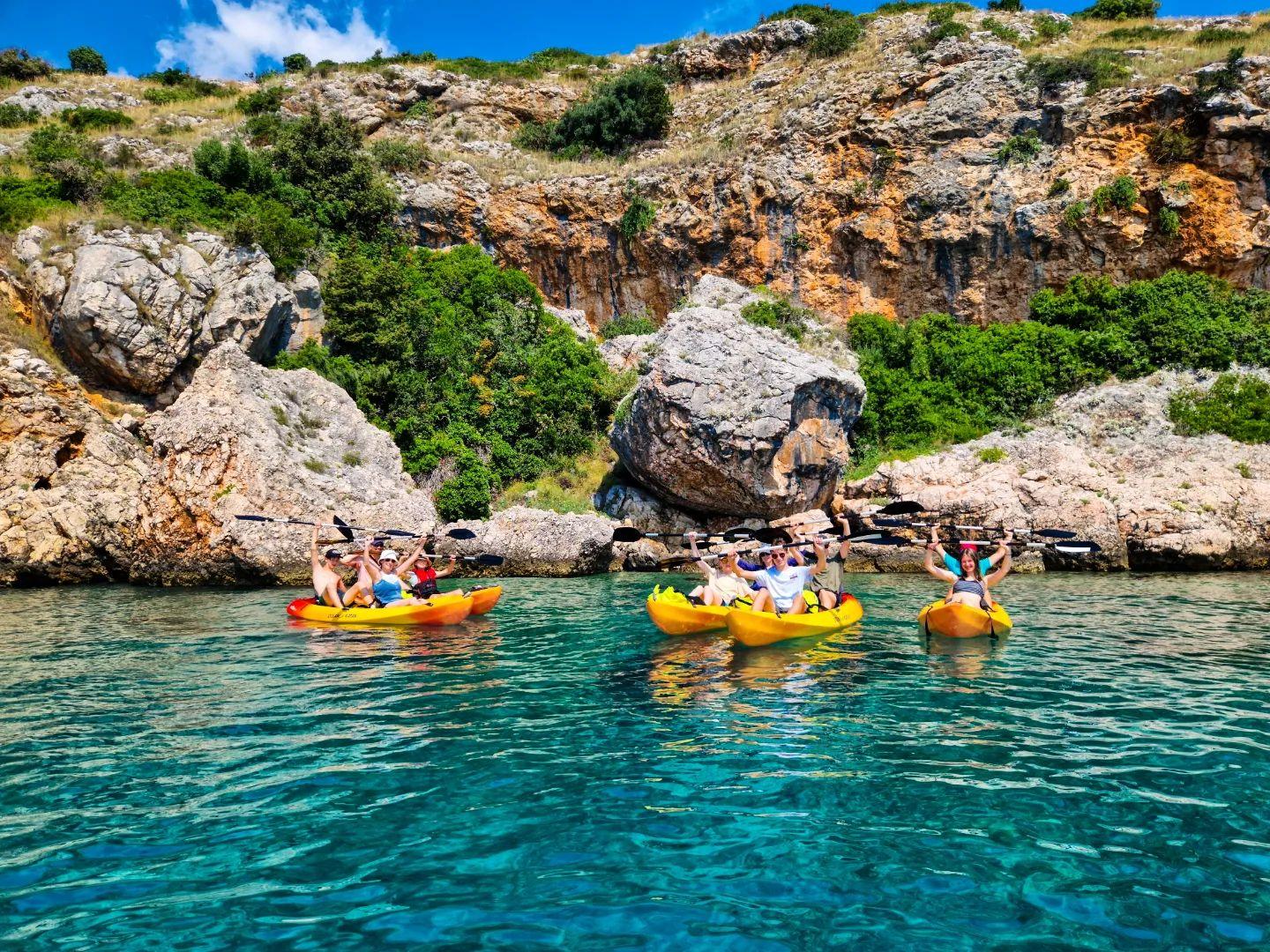 Group of people sitting in the kayaks from Paddel and Explore Bol.