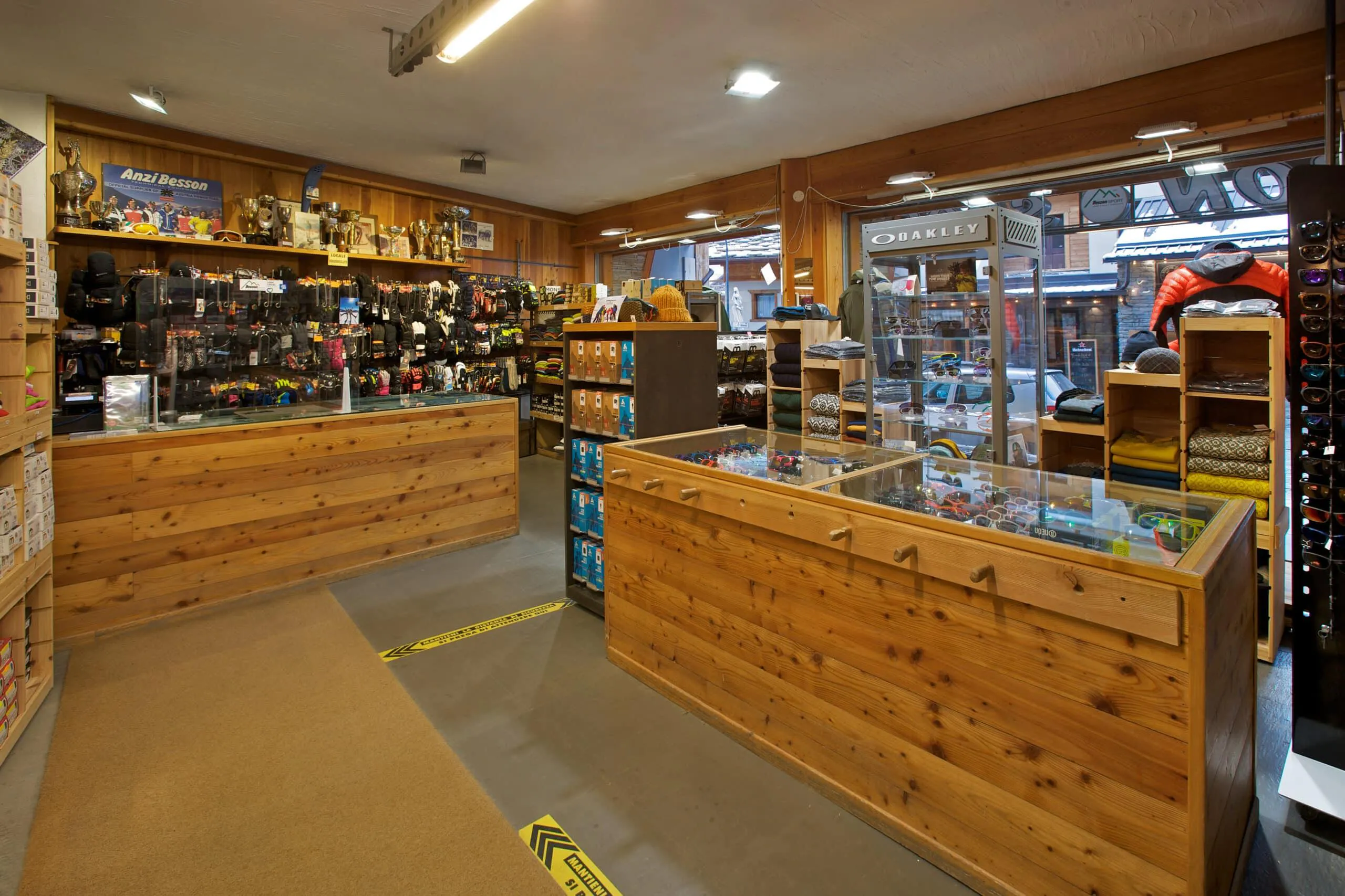 Sport Besson Ski Rental Panorama mozzafiato con montagne e mare, dove hanno luogo le attività di Besson Sport Ski Rental.