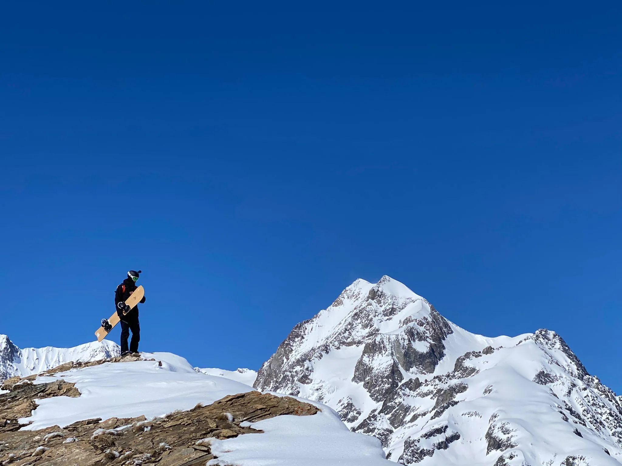 Alessandro Picco Beautiful landscapes showcasing mountains and sea, where the experiences of Alessandro Picco are taking place.