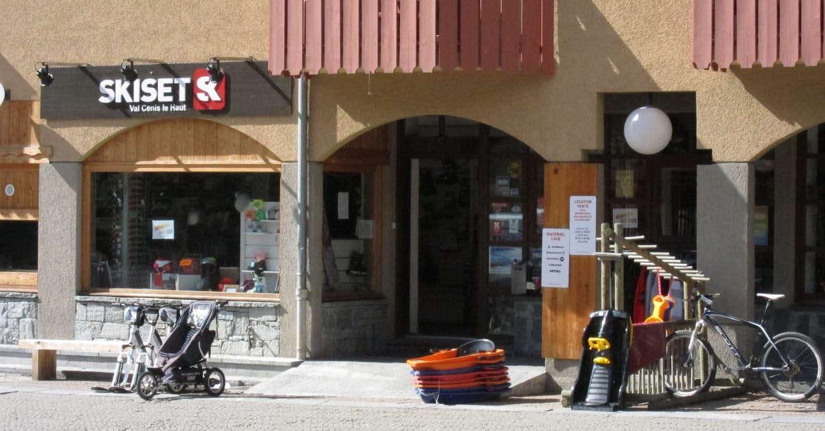 image Panorama mozzafiato con montagne e mare, dove hanno luogo le attività di Noleggio sci Skiset Val Cenis.