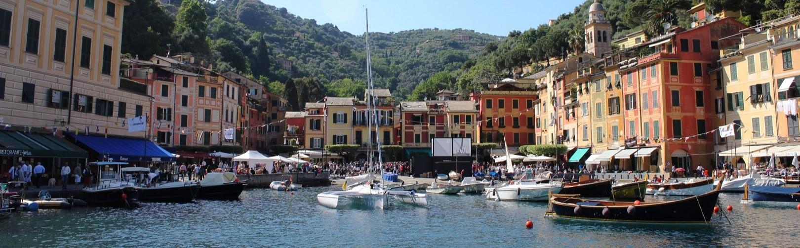 Een uitzicht op de haven van Portofino vanaf de zee.