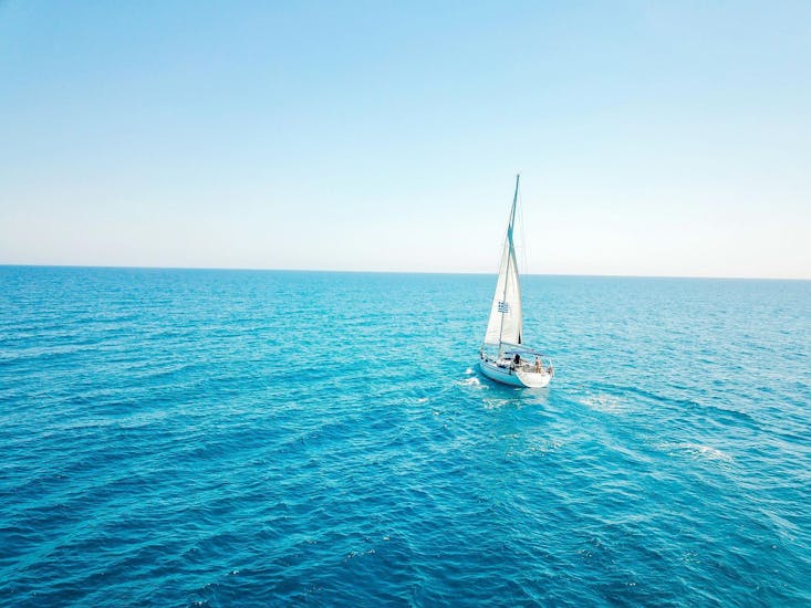 Ein Boot segelt zu seinem nächsten Ziel während einer Bootstour organisiert von Malia Yachting.