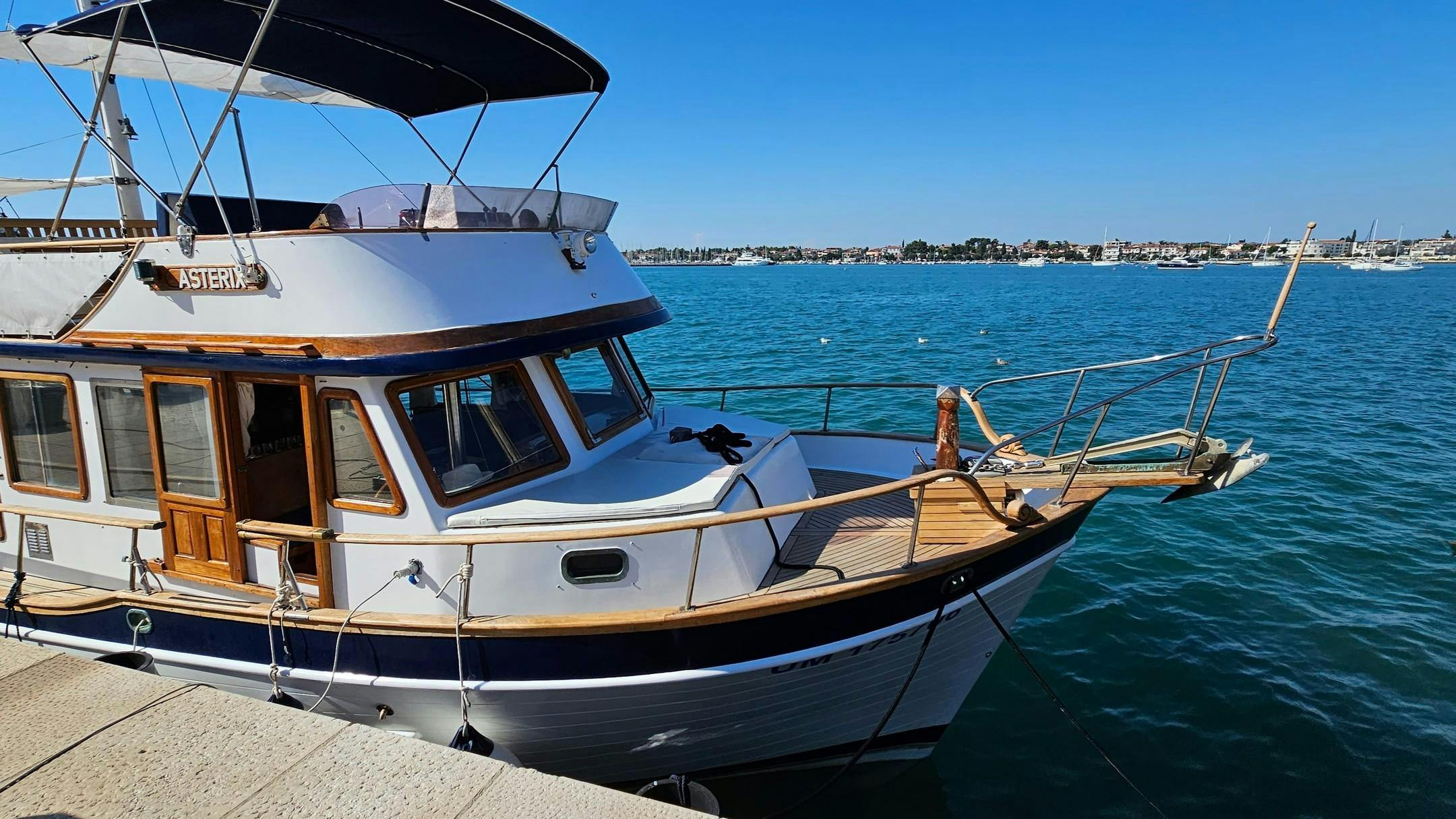 Nautica Boat Asterix Umag Panorama mozzafiato con montagne e mare, dove hanno luogo le attività di Nautica Boat Asterix Umag.