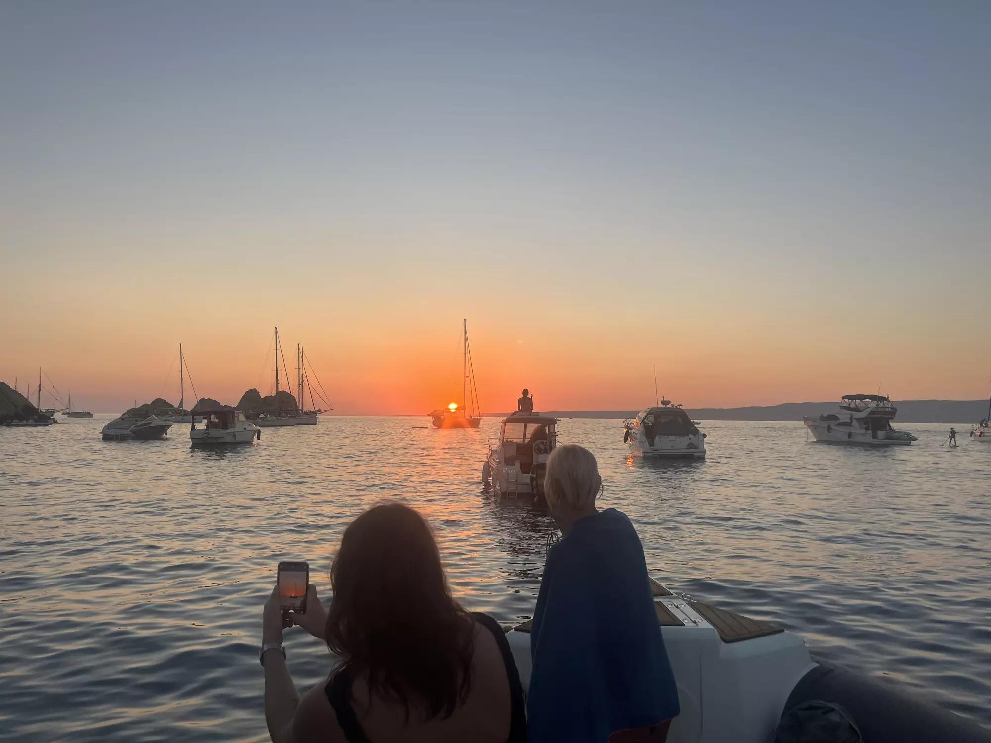 Gente en el barco durante una excursión al atardecer con Calanques of Marseille Tour en el mar Mediterráneo.