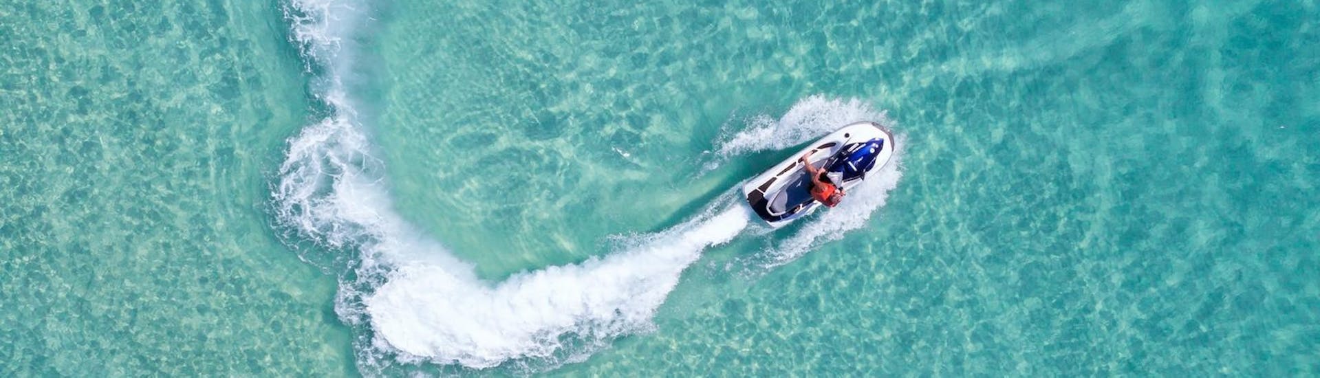 Una moto de agua de Enjoy Watersport Ibiza yendo a toda velocidad por el mar Mediterráneo.