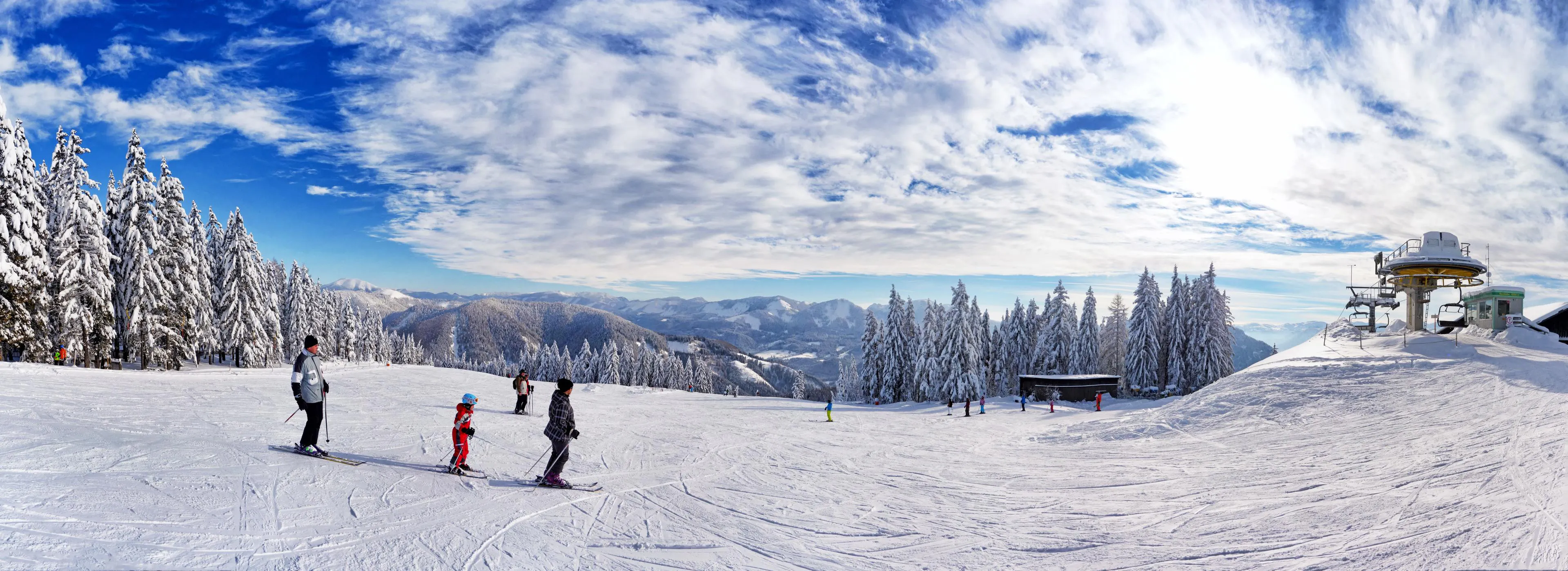 Beeindruckende Landschaften mit Bergen und Meer, wo Aktivitäten von Skiverleih Sport Tritscher Schladming stattfinden.