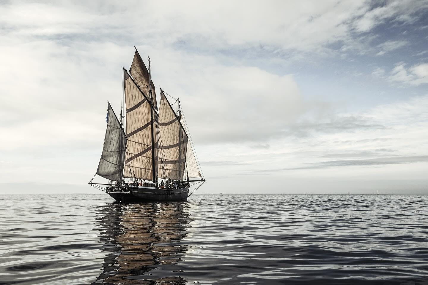 468849461_18006129062678660_4137610782382365986_n Paisajes impresionantes de montaña y mar, donde tienen lugar las experiencias de Le Lougre de L'Odet Concarneau.