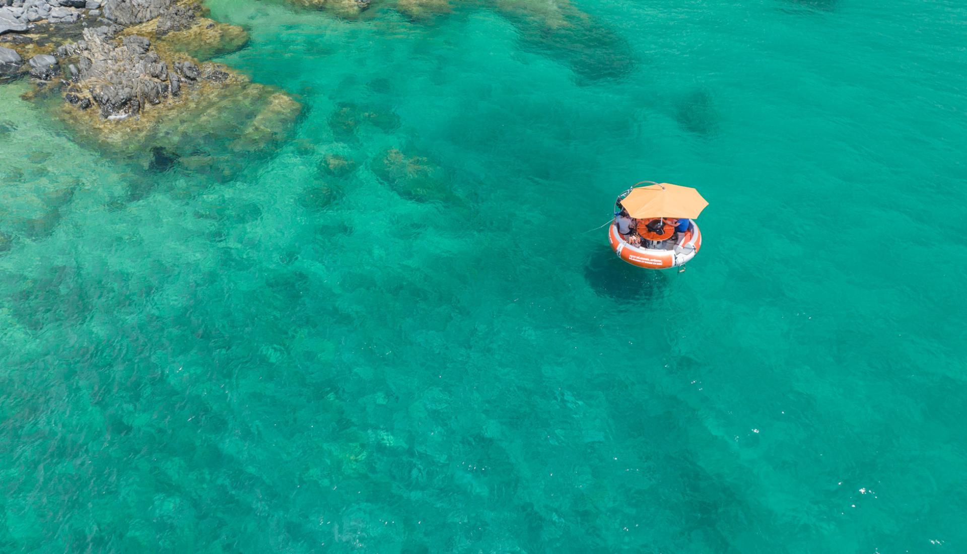 Das Boot von Corsica Groom Boat Propriano auf dem türkisfarbenen Wasser.