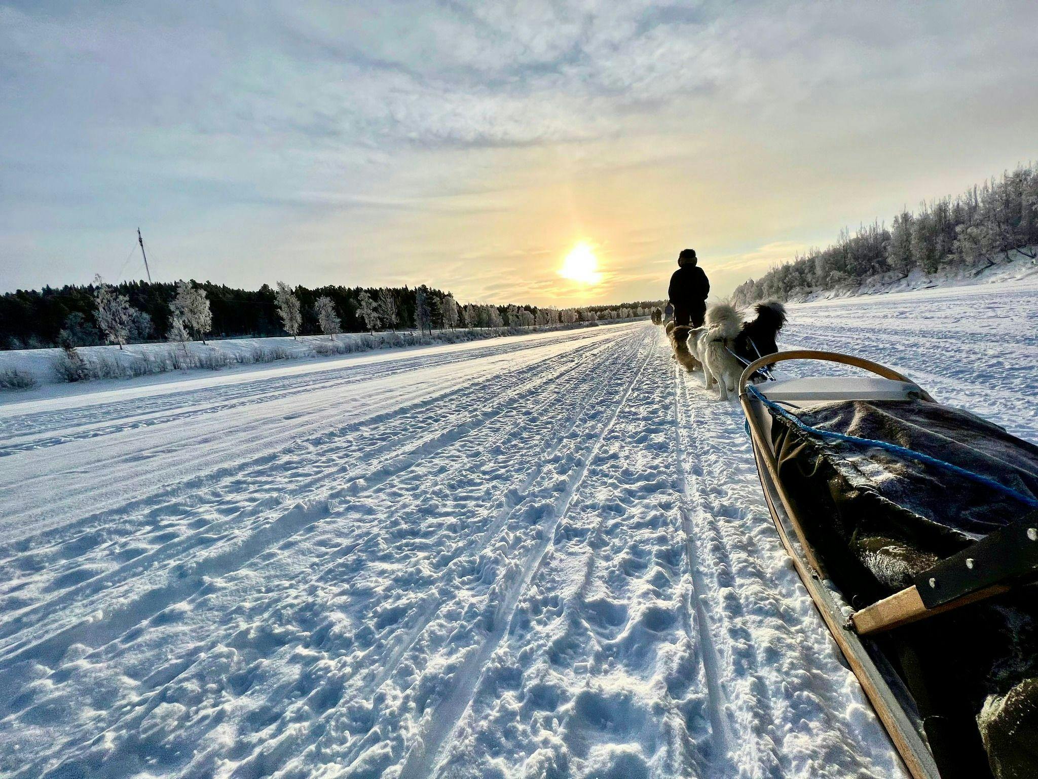 Primitif Adventure Ivalo Hero Panorama mozzafiato con montagne e mare, dove hanno luogo le attività di Primitif Aventure Ivalo.