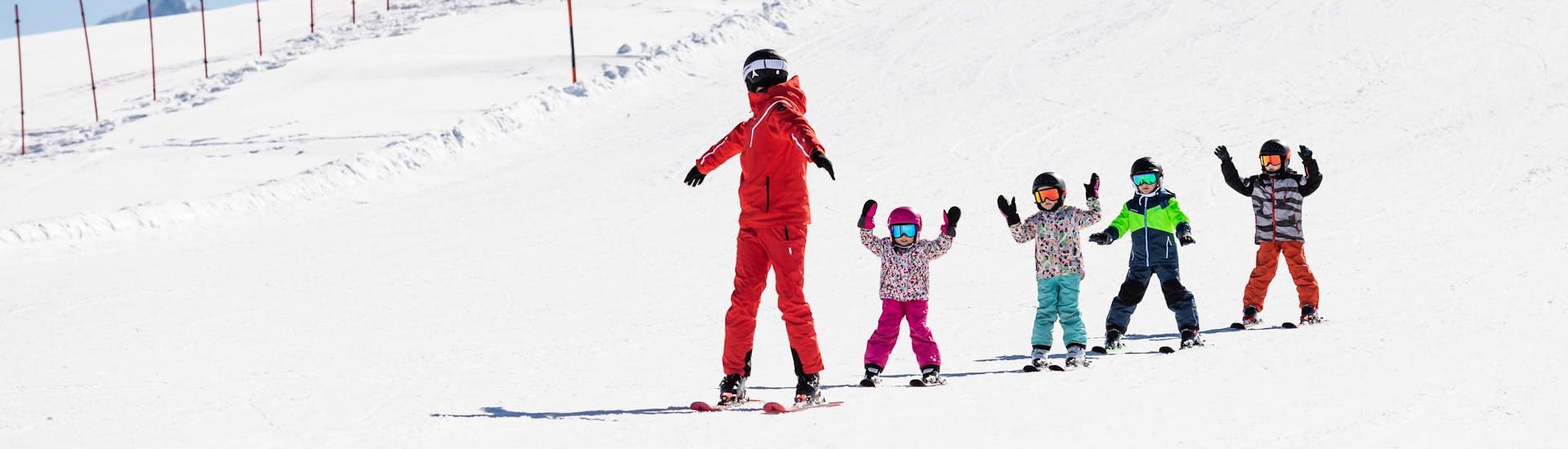 Skilehrer und Kinder genießen eine Skistunde in einer Skischule in der Nähe von Brescia.